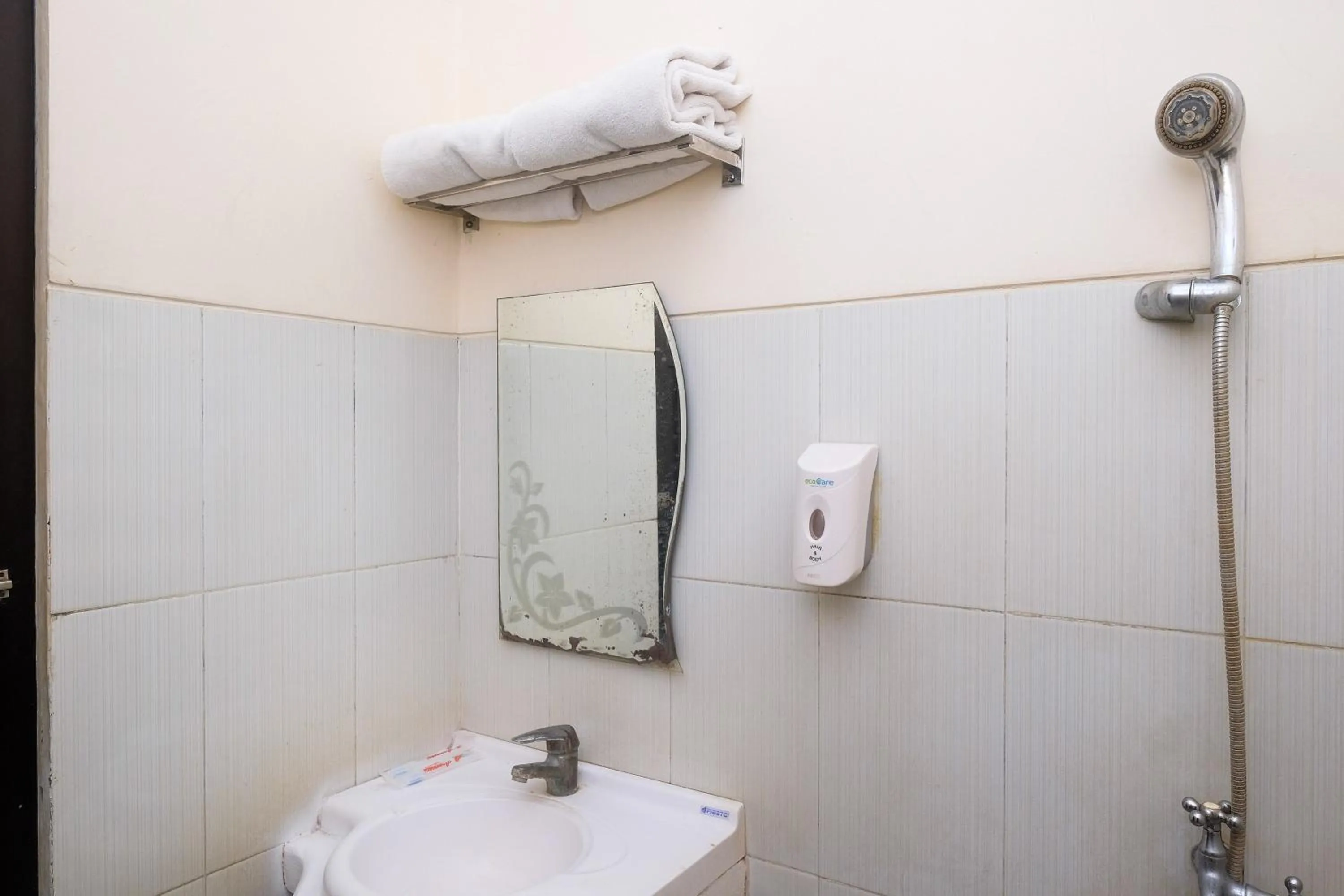 Bathroom in Urbanview Hotel Anggraeni Jatibarang