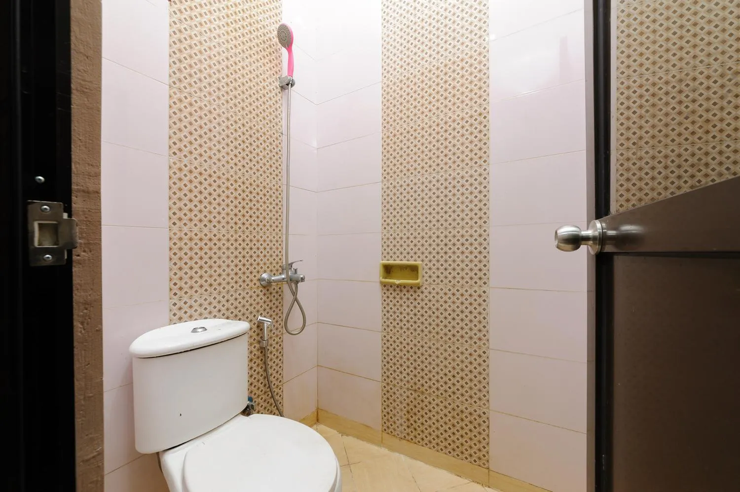 Shower in RedDoorz near The Jungle Waterpark Bogor