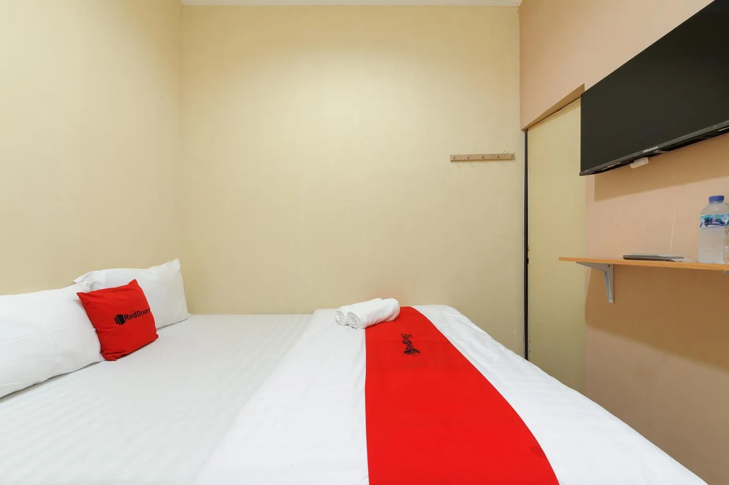 Bed in RedDoorz near The Jungle Waterpark Bogor