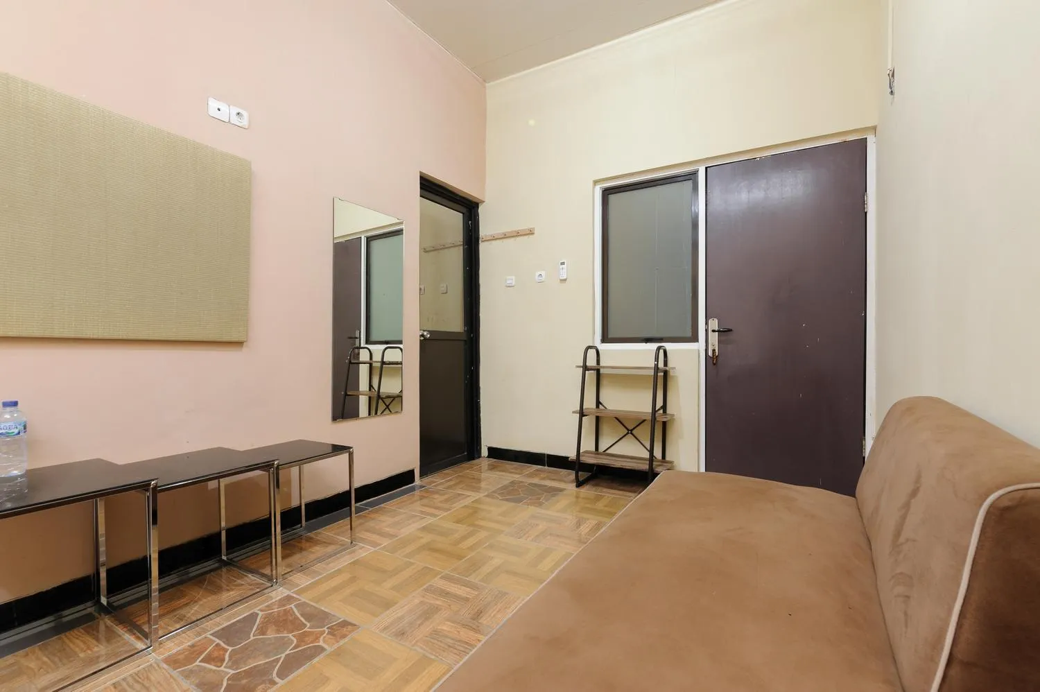 Seating area in RedDoorz near The Jungle Waterpark Bogor