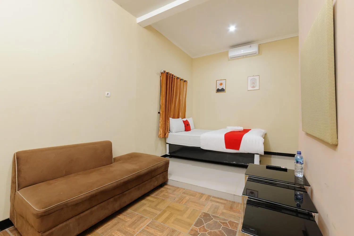 Bed in RedDoorz near The Jungle Waterpark Bogor