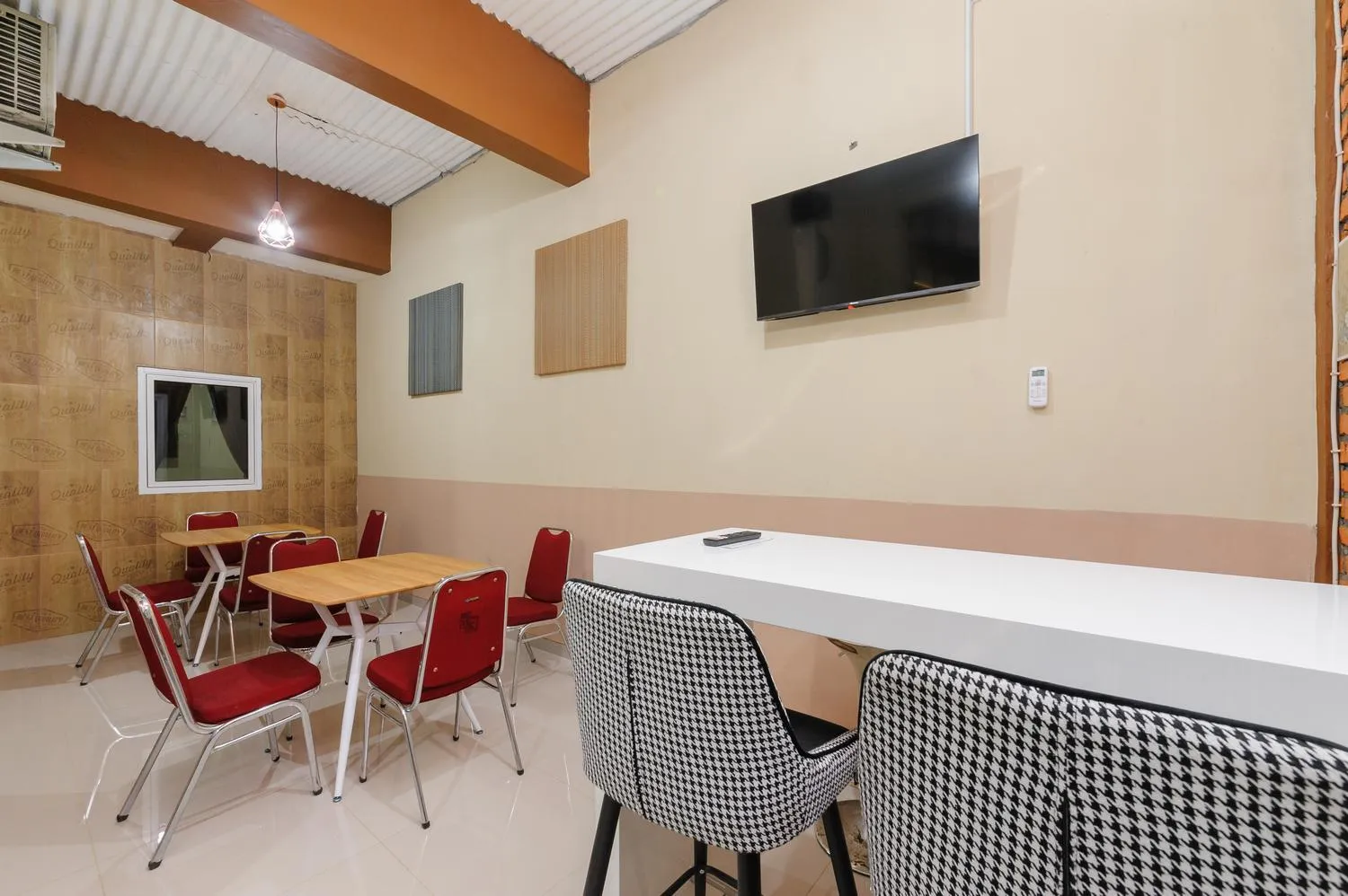 Seating area in RedDoorz near The Jungle Waterpark Bogor