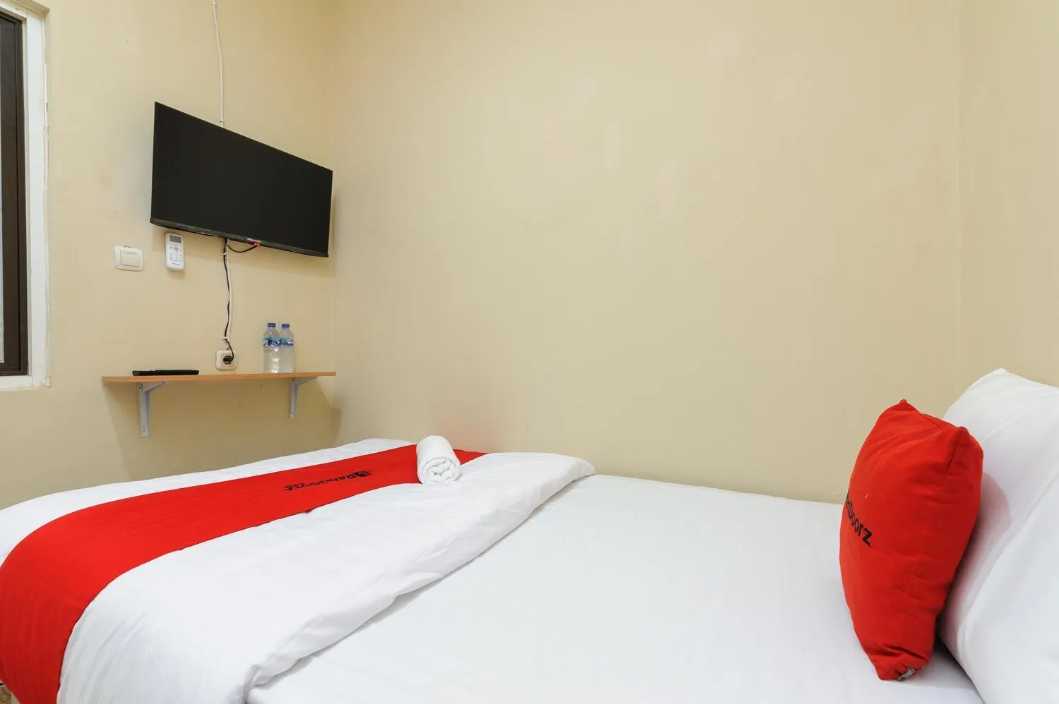 Bed in RedDoorz near The Jungle Waterpark Bogor