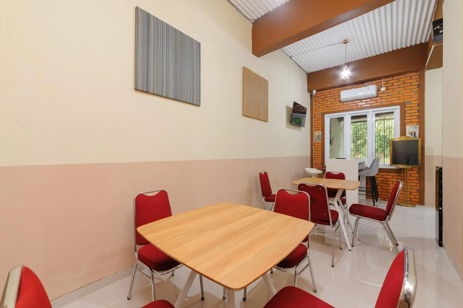 Seating area in RedDoorz near The Jungle Waterpark Bogor