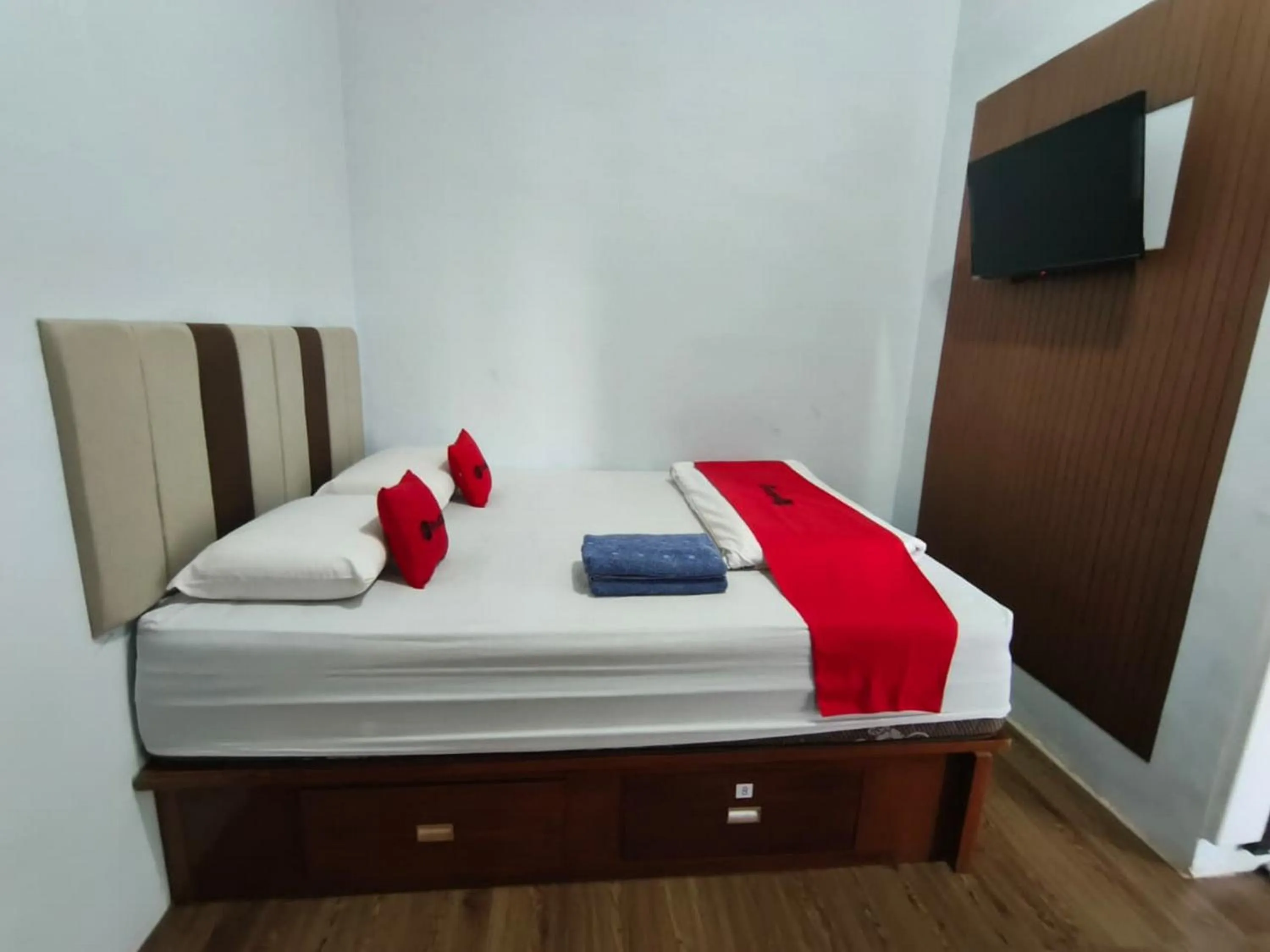 Bedroom, Bed in RedDoorz Syariah near Terminal Terpadu Langsa