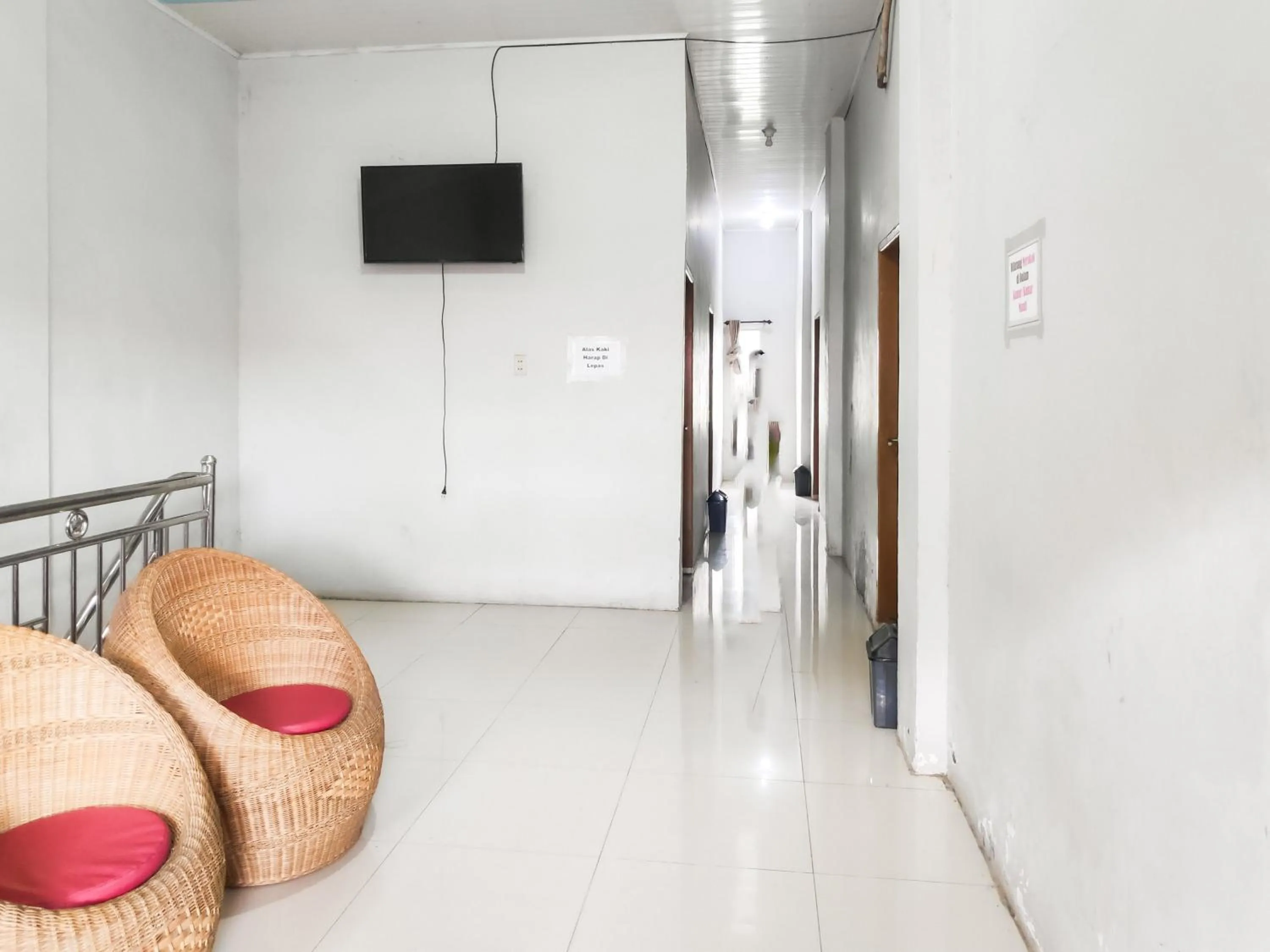 Seating area in RedDoorz Syariah near Terminal Terpadu Langsa