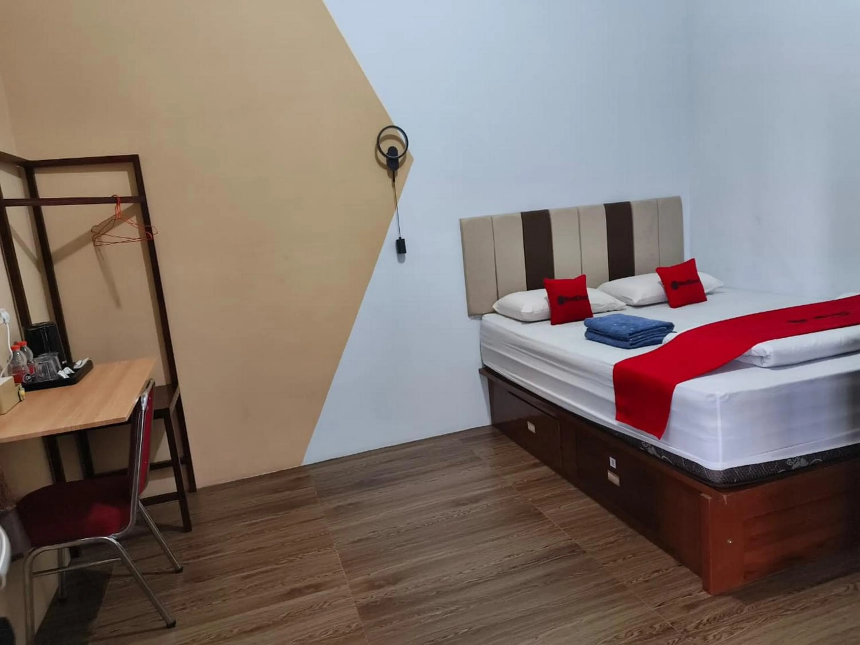 Bedroom, Bed in RedDoorz Syariah near Terminal Terpadu Langsa