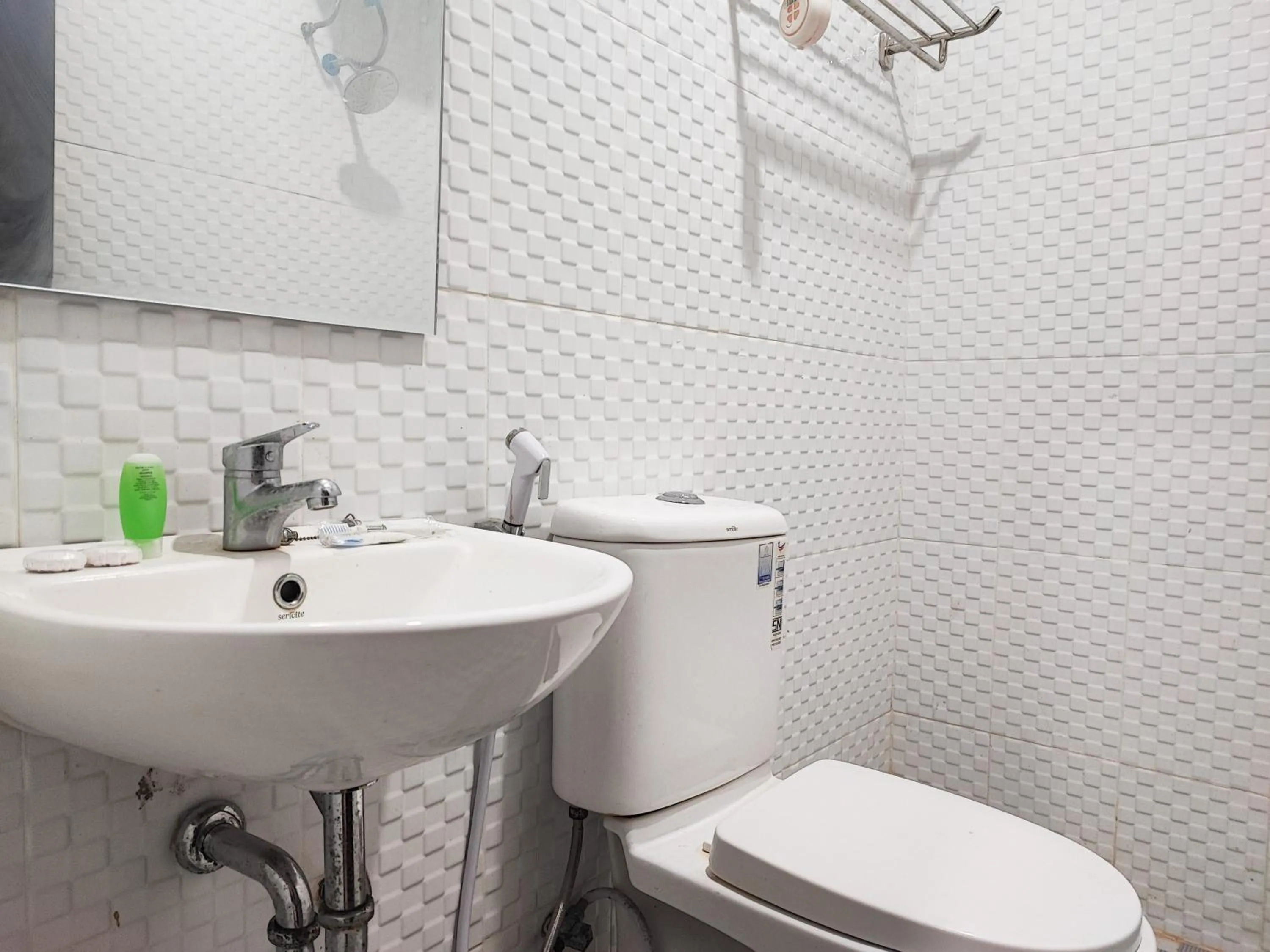 Bathroom in RedDoorz @ Arafah Hotel 2 Sungai Penuh Kerinci