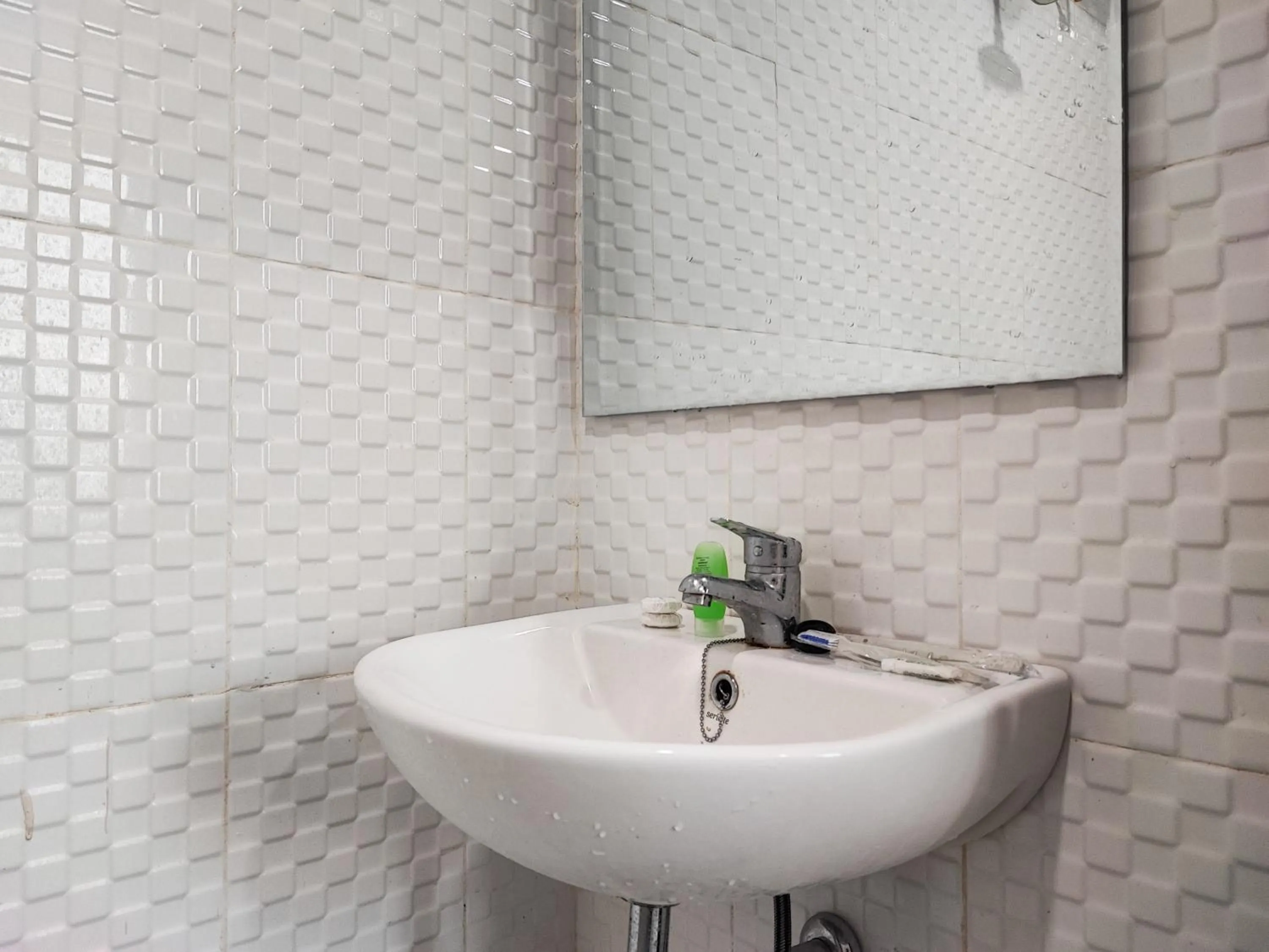 Bathroom in RedDoorz @ Arafah Hotel 2 Sungai Penuh Kerinci