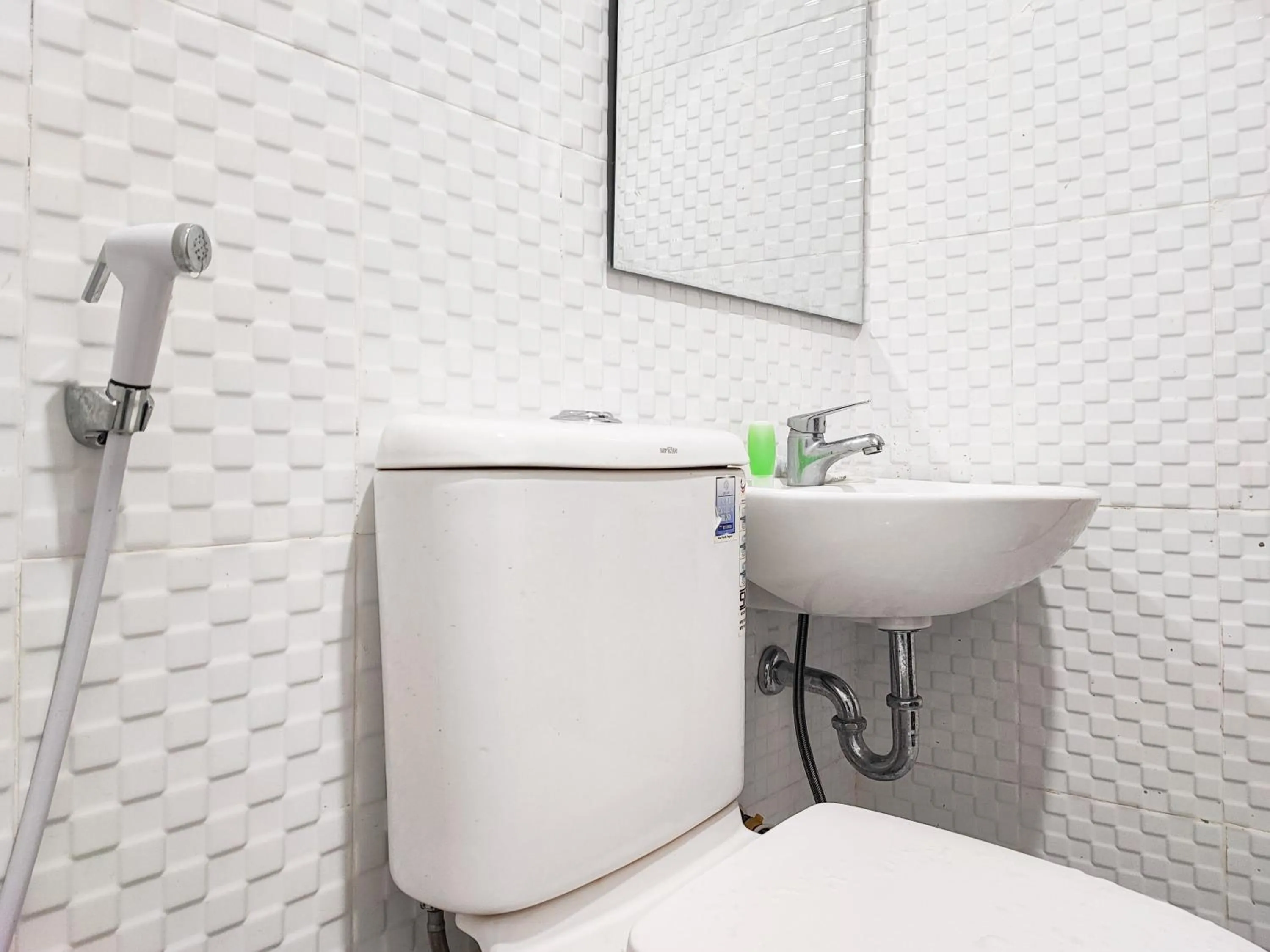 Bathroom in RedDoorz @ Arafah Hotel 2 Sungai Penuh Kerinci