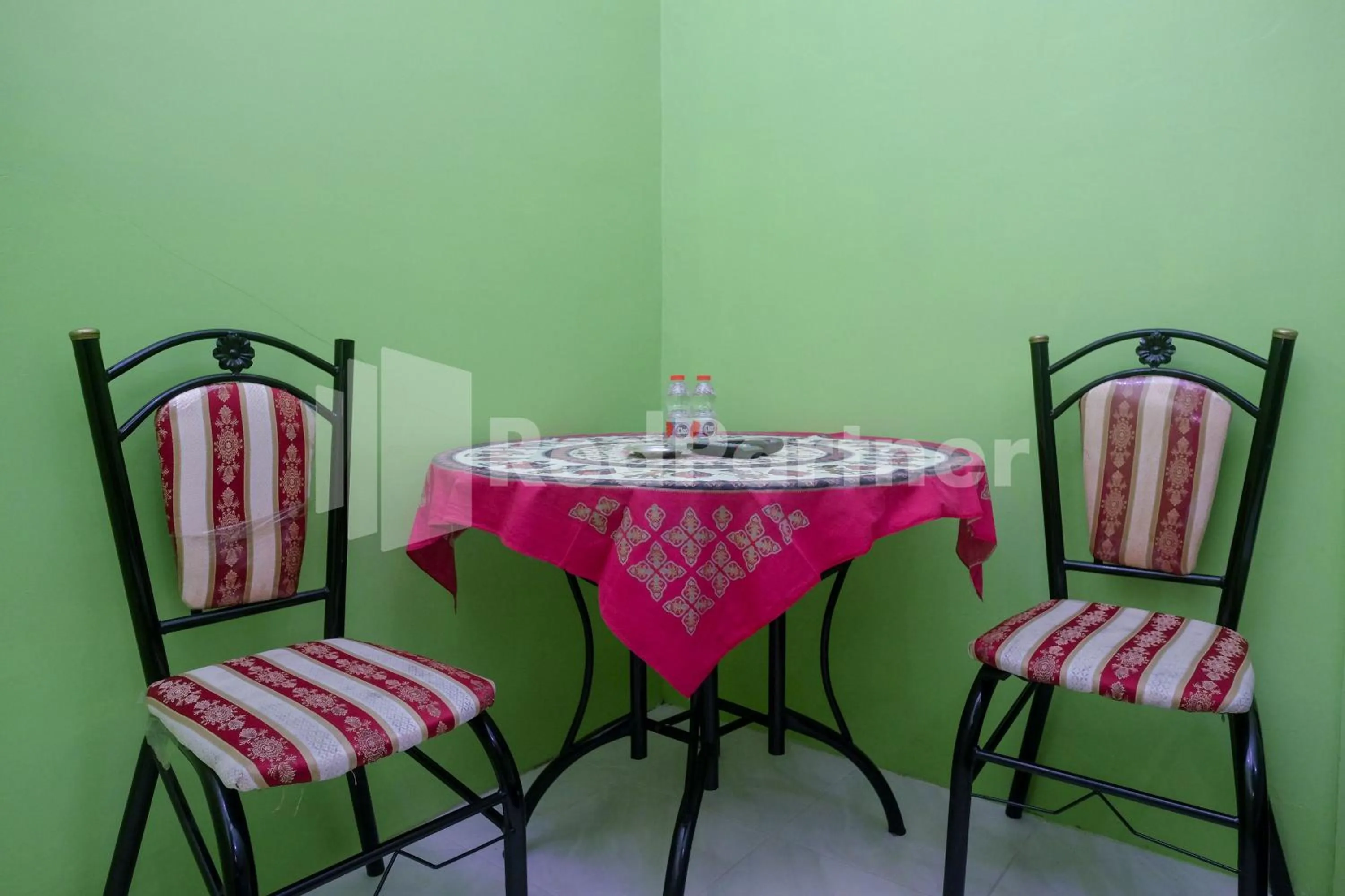 Seating area in Wisma Giri Mulyo B near Grojogan Sewu Mitra RedDoorz