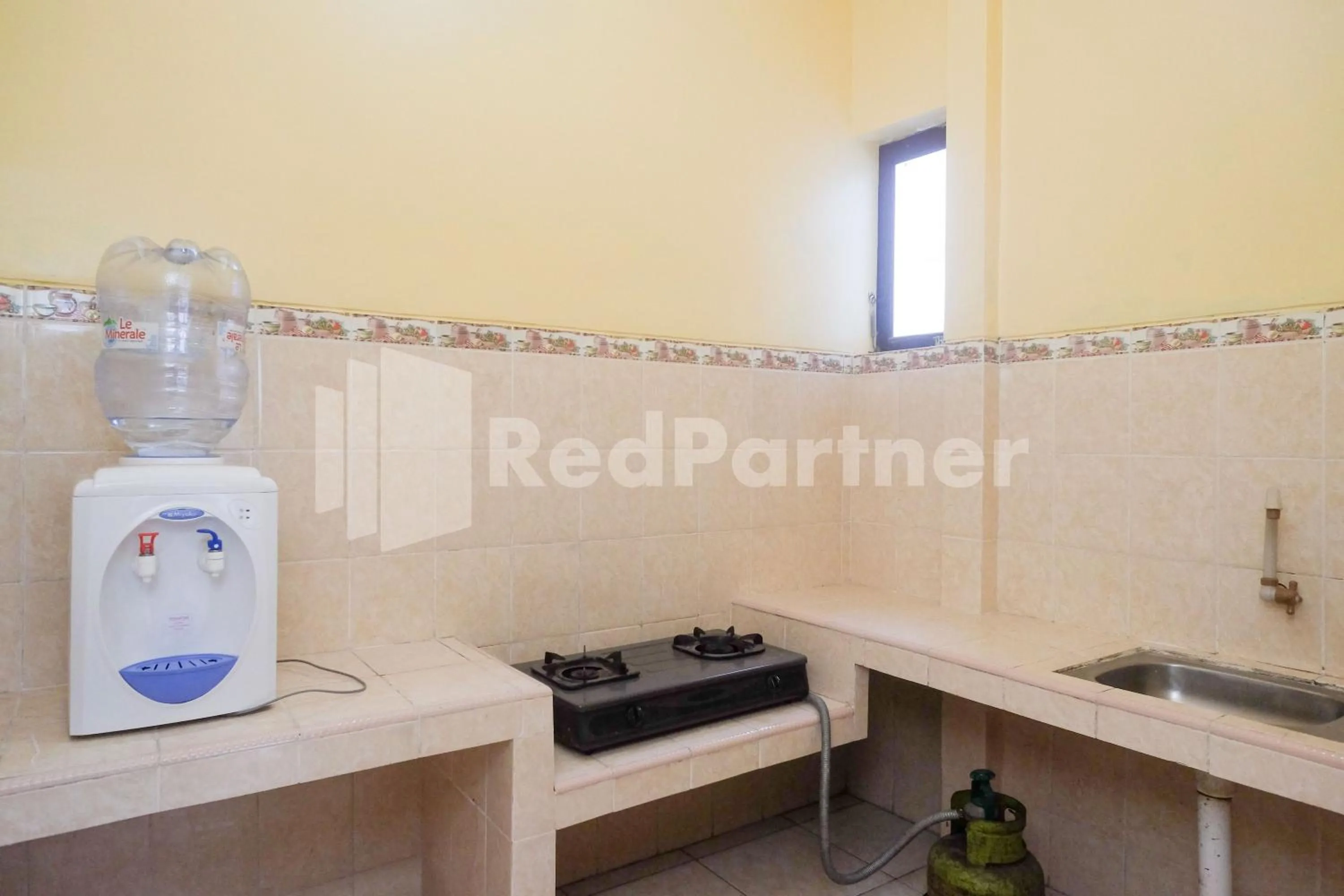 Kitchen or kitchenette in Wisma Giri Mulyo B near Grojogan Sewu Mitra RedDoorz