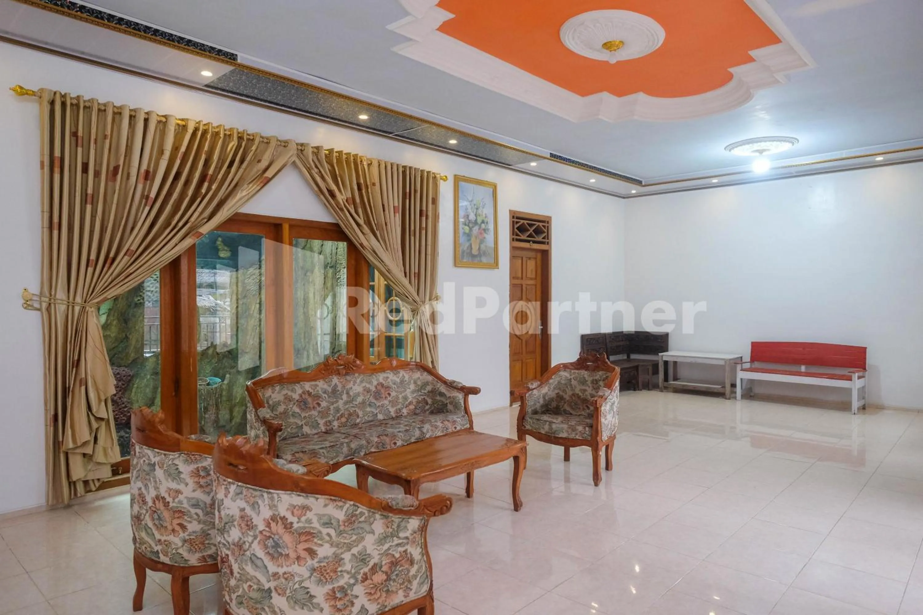 Seating area in Wisma Giri Mulyo B near Grojogan Sewu Mitra RedDoorz