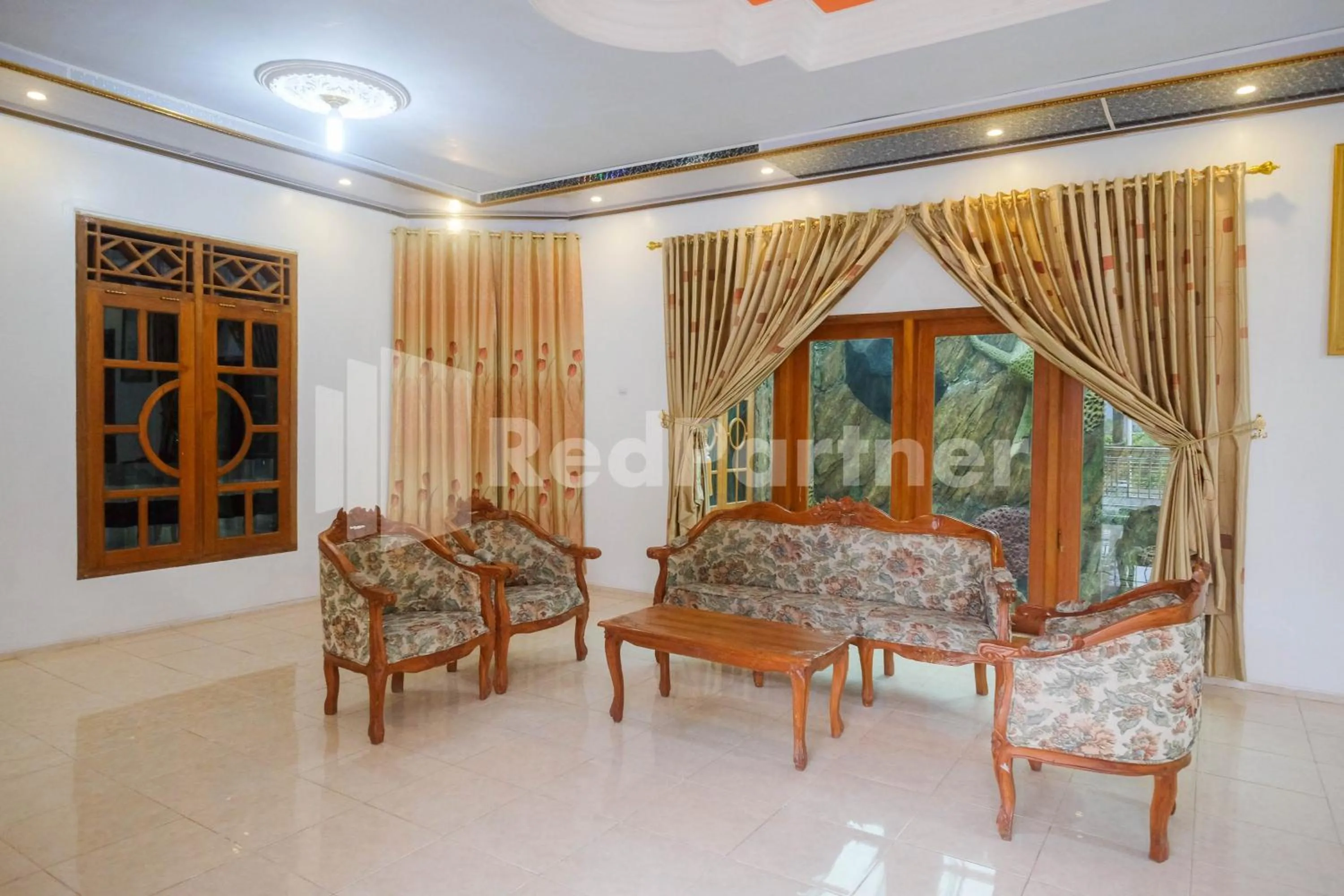 Seating area in Wisma Giri Mulyo B near Grojogan Sewu Mitra RedDoorz