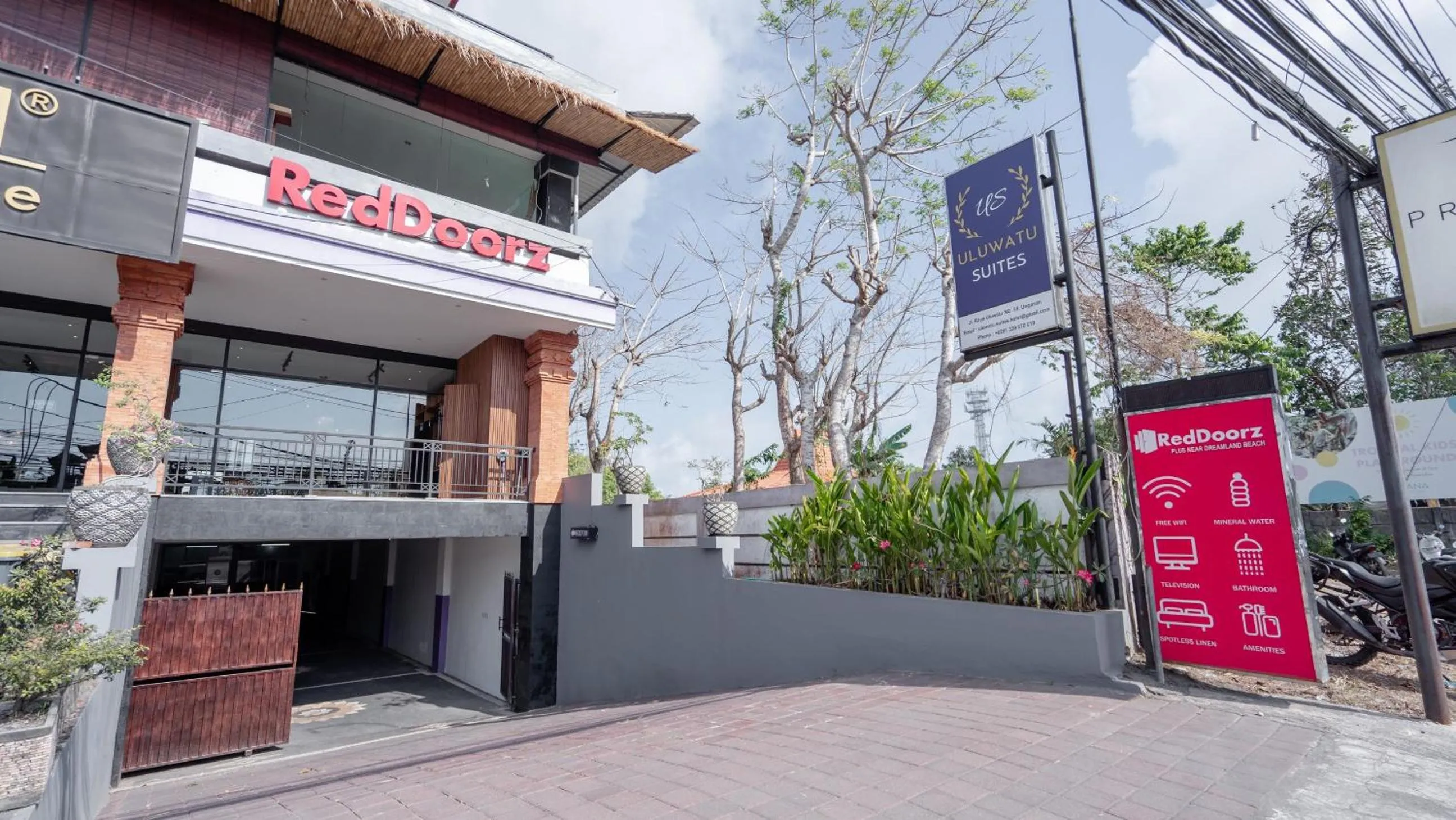 Facade/entrance in RedDoorz @ Uluwatu Suites