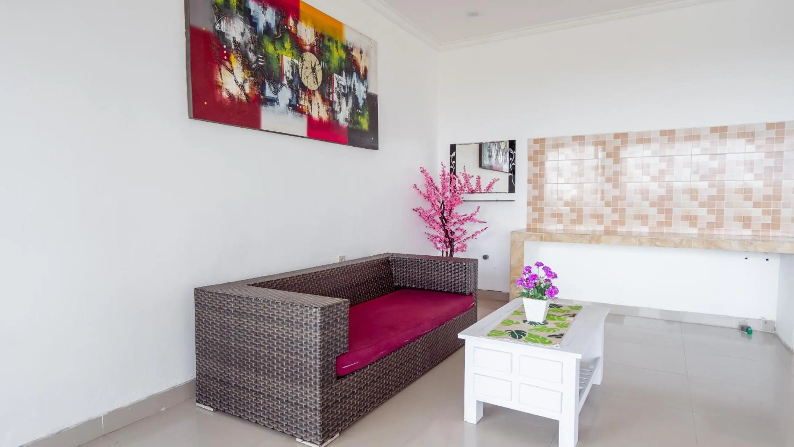 Seating area in RedDoorz @ Uluwatu Suites