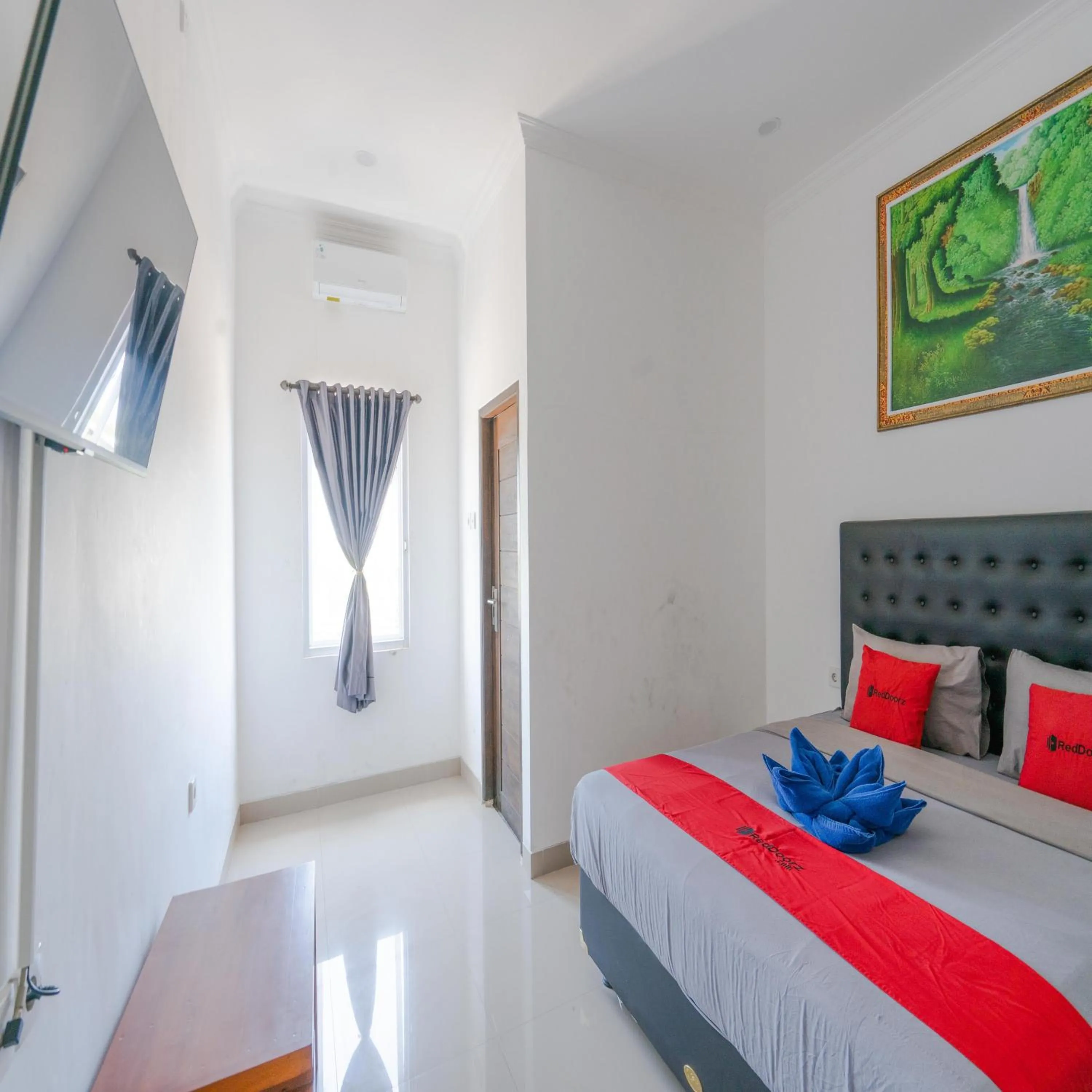 Bedroom, Bed in RedDoorz @ Uluwatu Suites