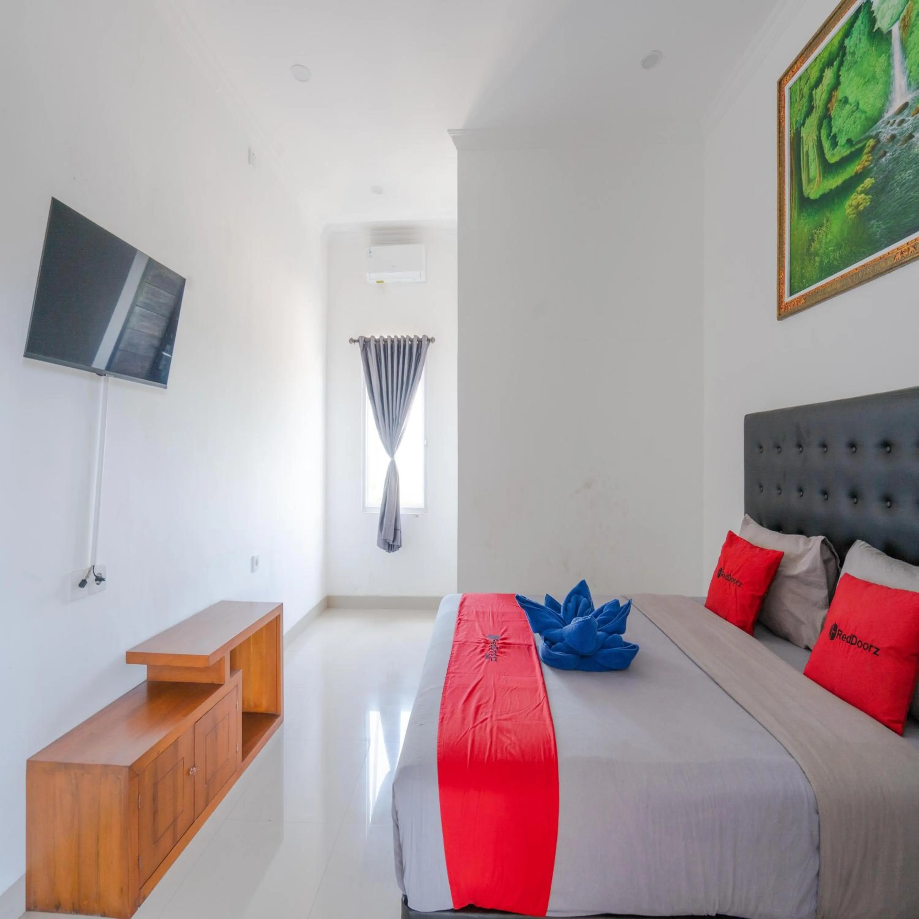 Bedroom, Bed in RedDoorz @ Uluwatu Suites