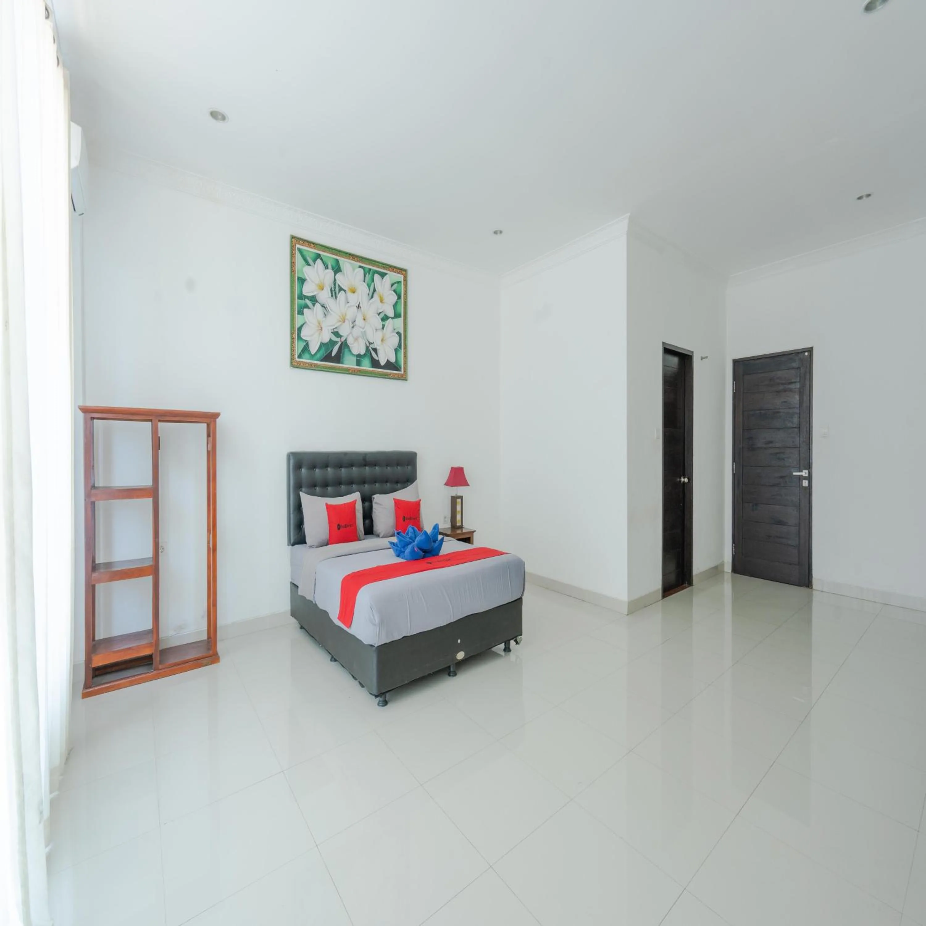 Bedroom, Bed in RedDoorz @ Uluwatu Suites