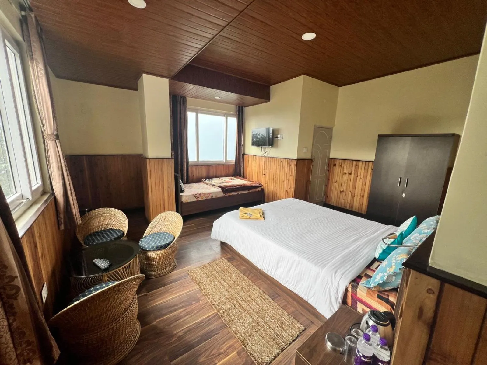 Bed in Hotel Hill Queen near Sherpa Gumba Darjeeling Mall 5 Min Couple Friendly
