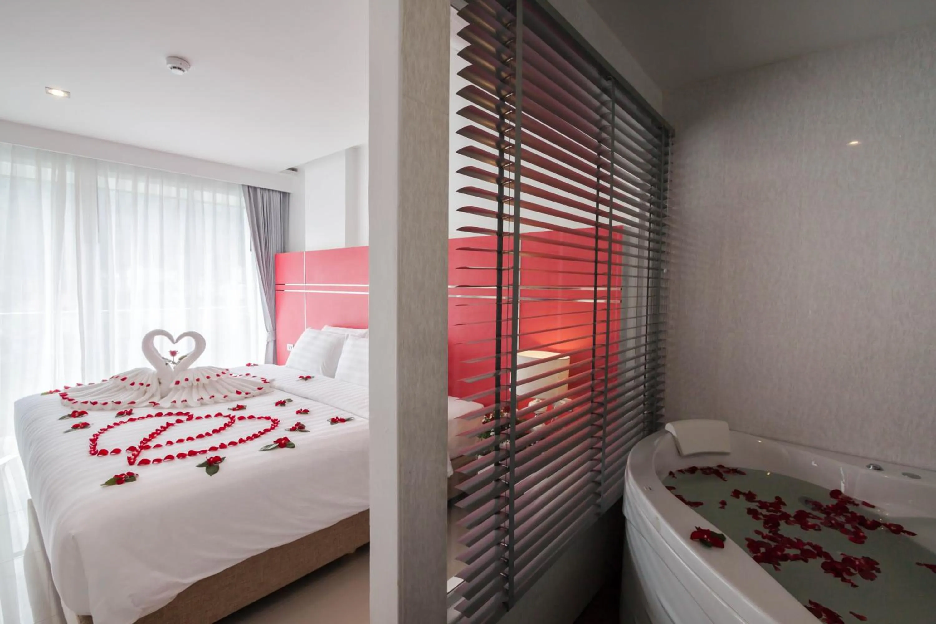 Bedroom, Bed in Patong Diamond Hotel