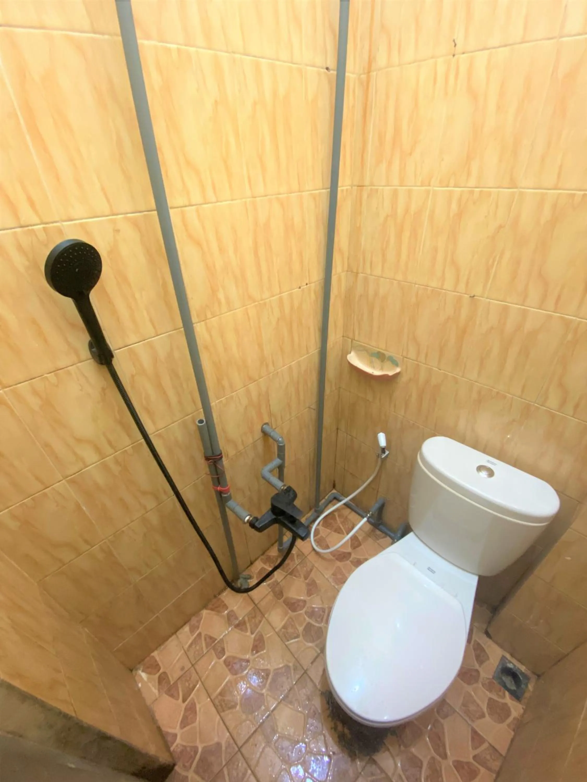 Bathroom in RedDoorz @ Wisma Sentosa Palopo