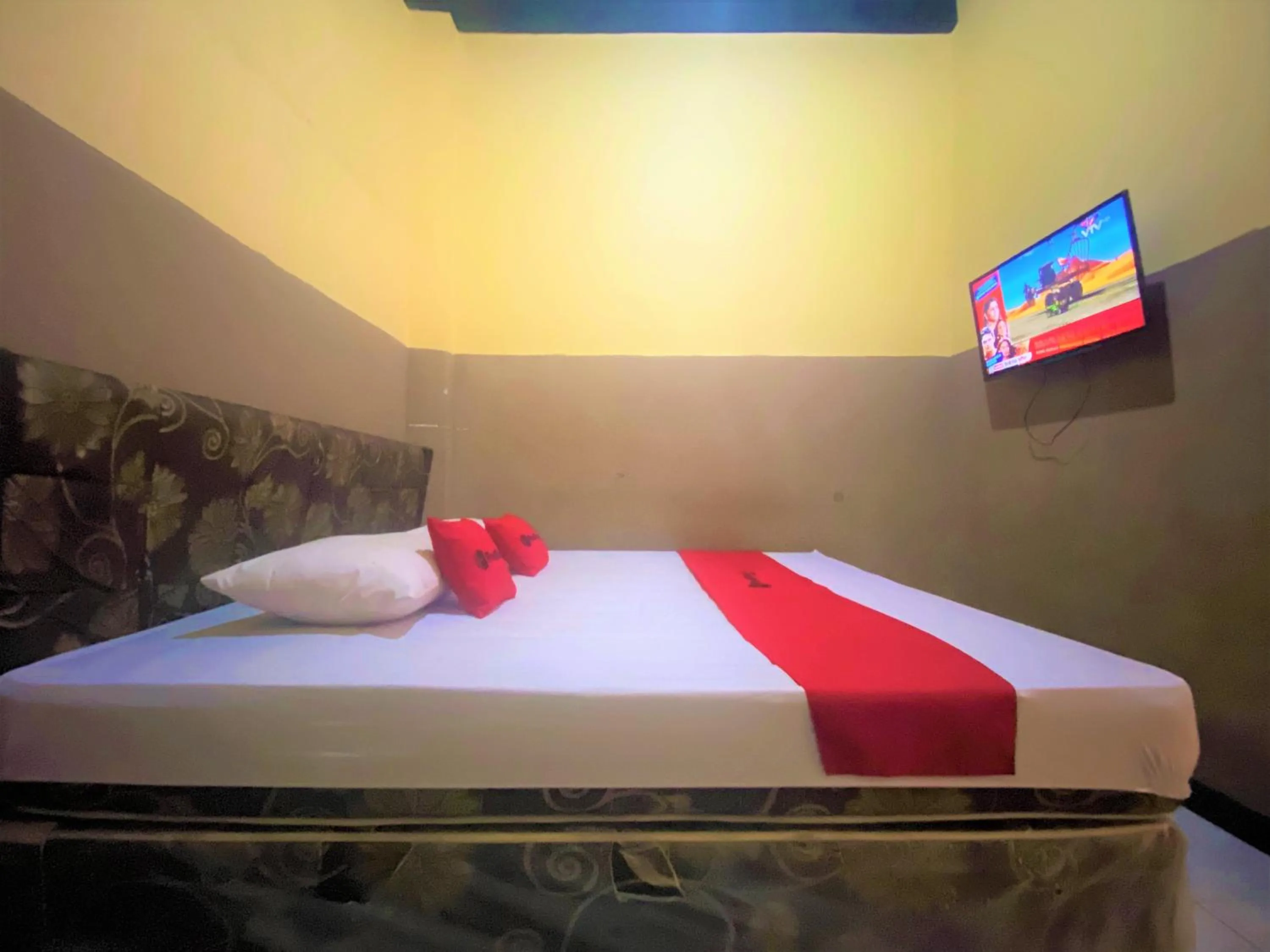 Bedroom, Bed in RedDoorz @ Wisma Sentosa Palopo