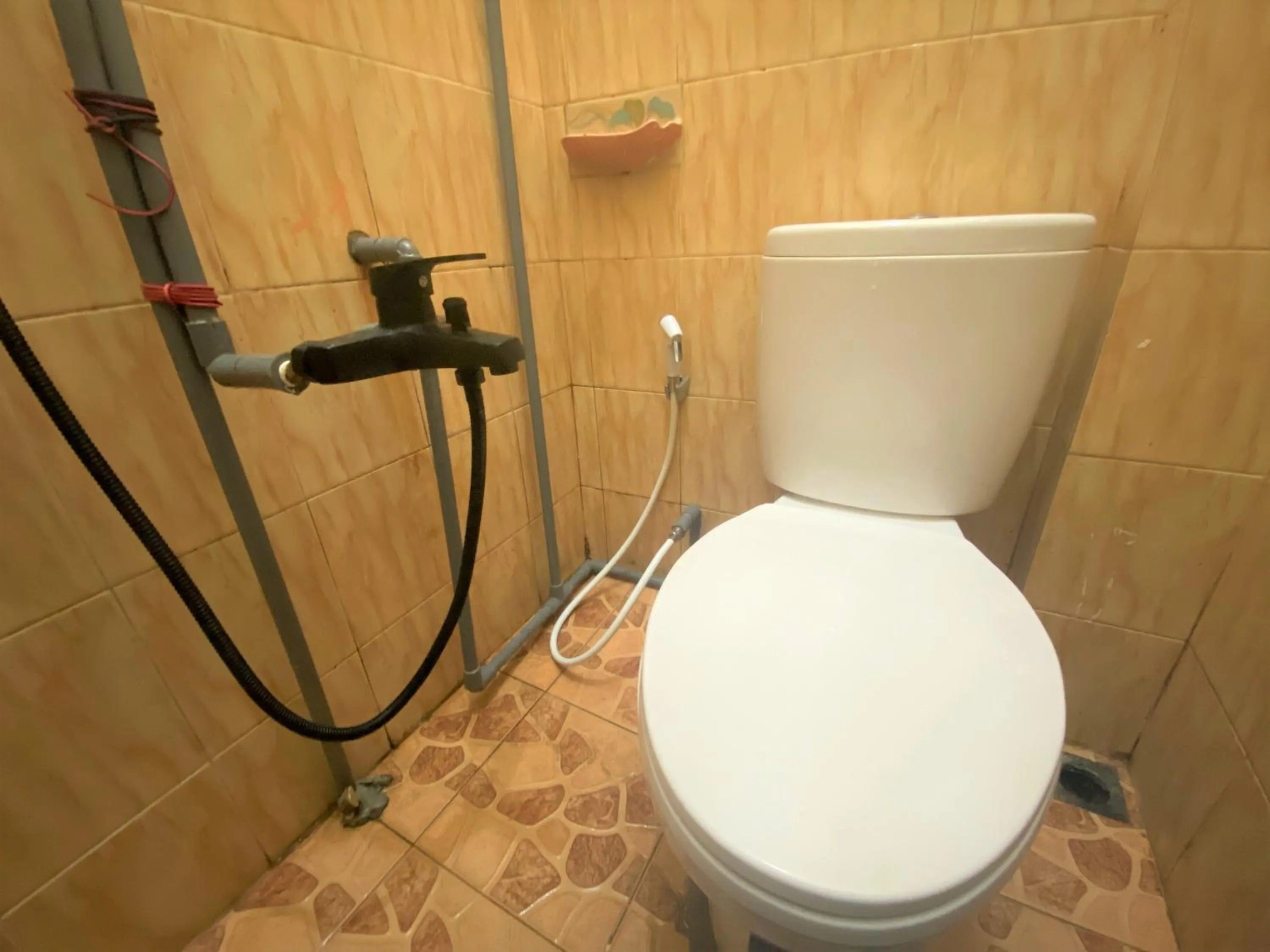 Bathroom in RedDoorz @ Wisma Sentosa Palopo