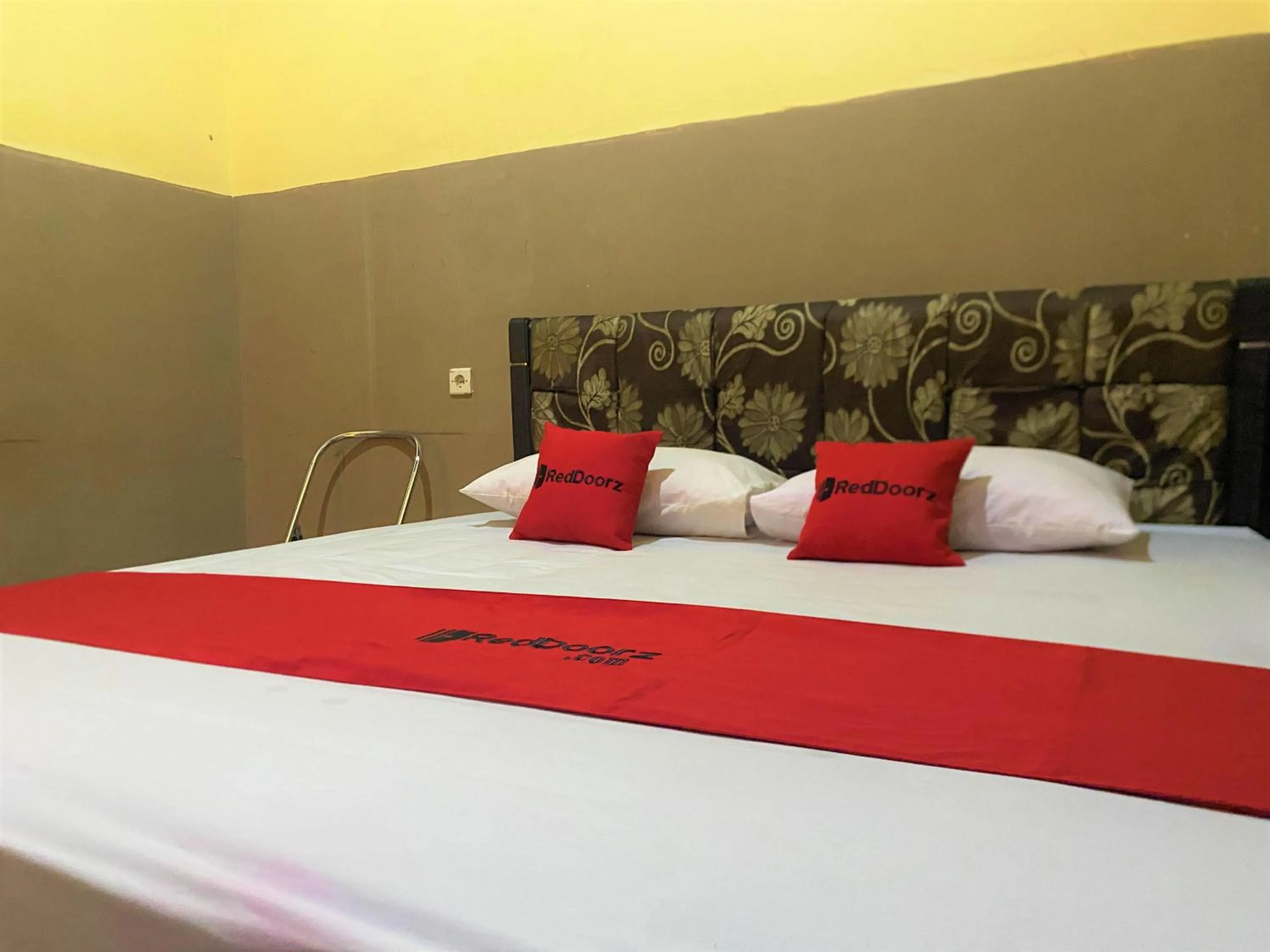 Bedroom, Bed in RedDoorz @ Wisma Sentosa Palopo