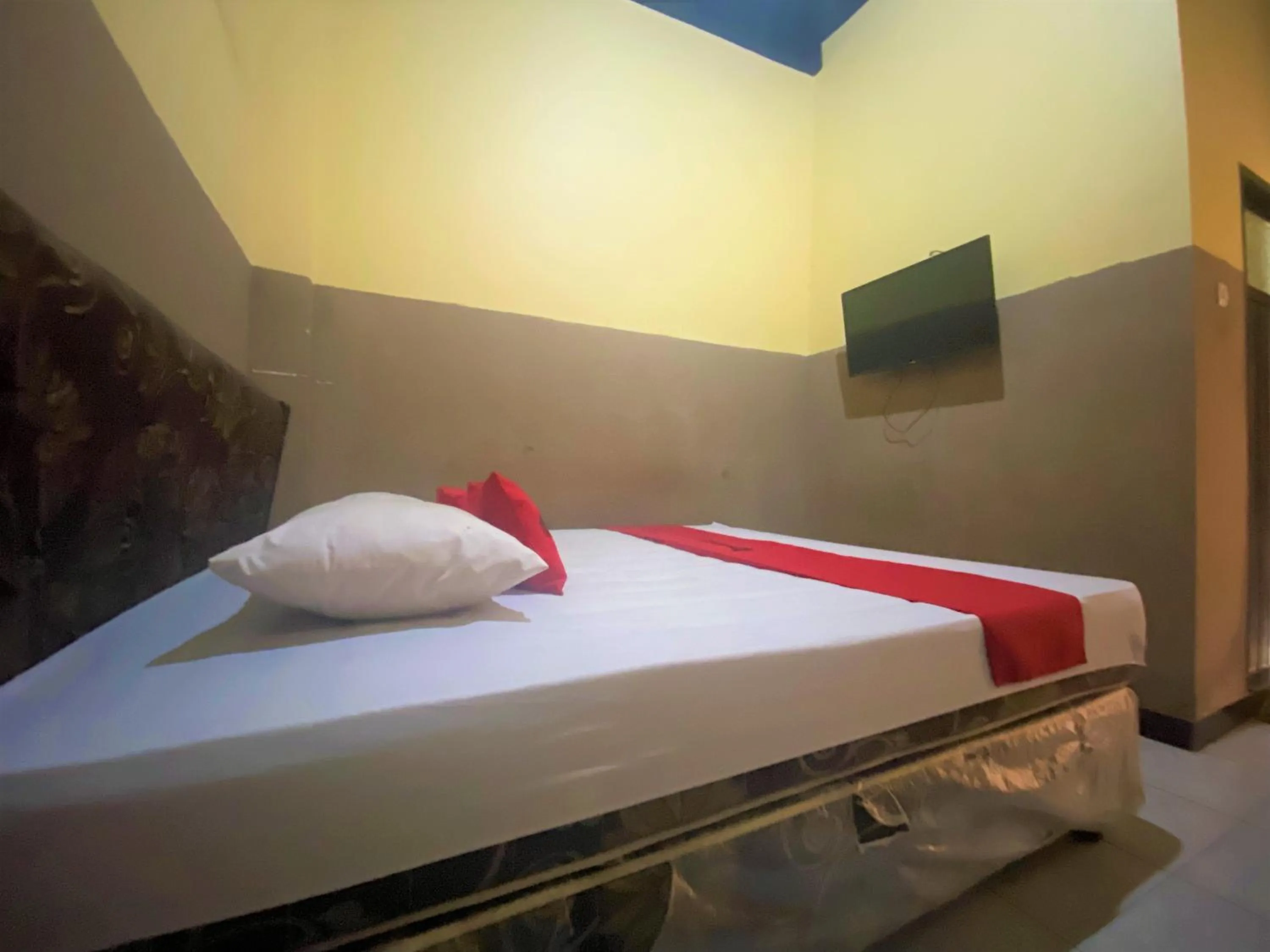 Bedroom, Bed in RedDoorz @ Wisma Sentosa Palopo