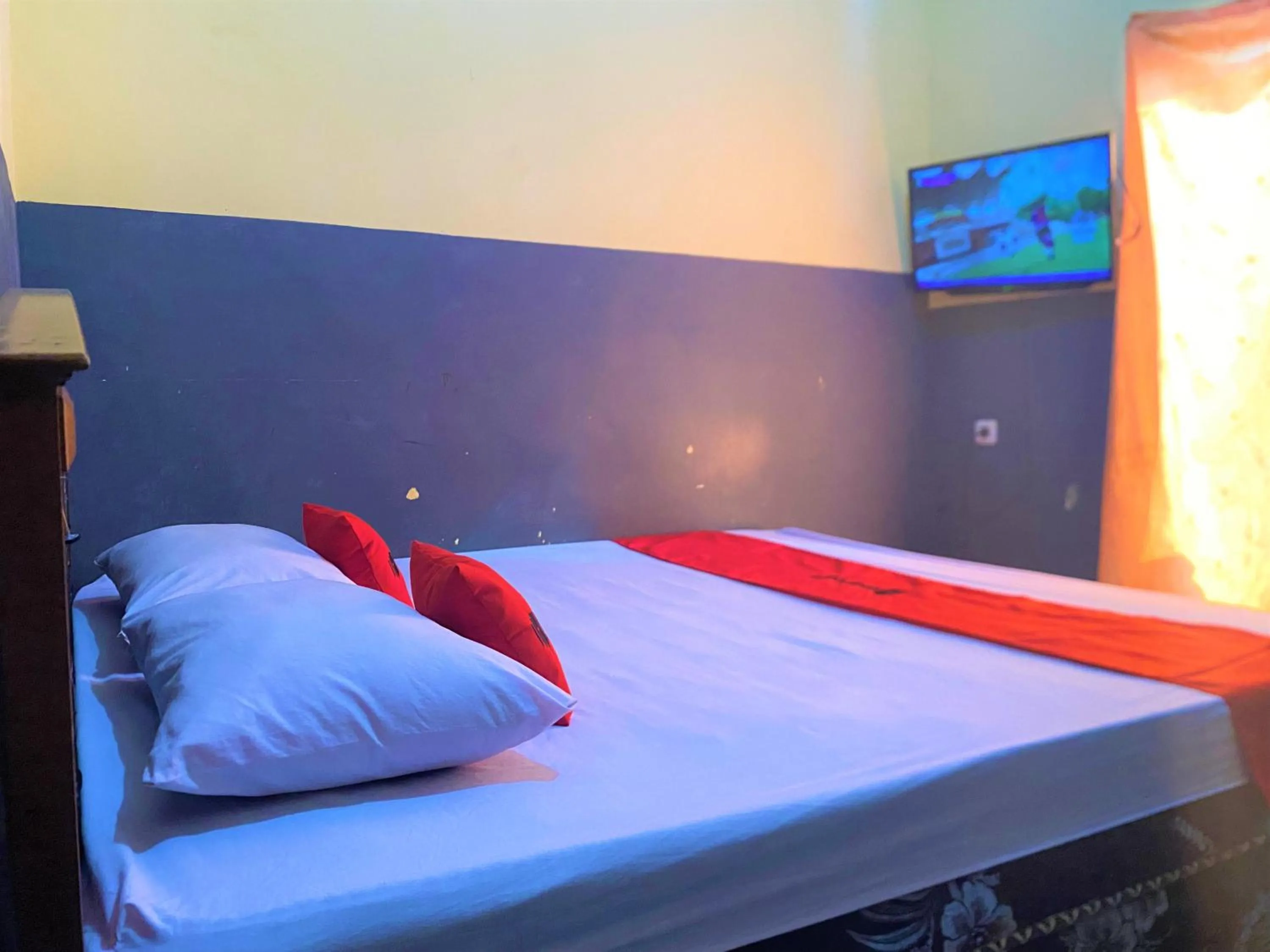 Bedroom, Bed in RedDoorz @ Wisma Sentosa Palopo