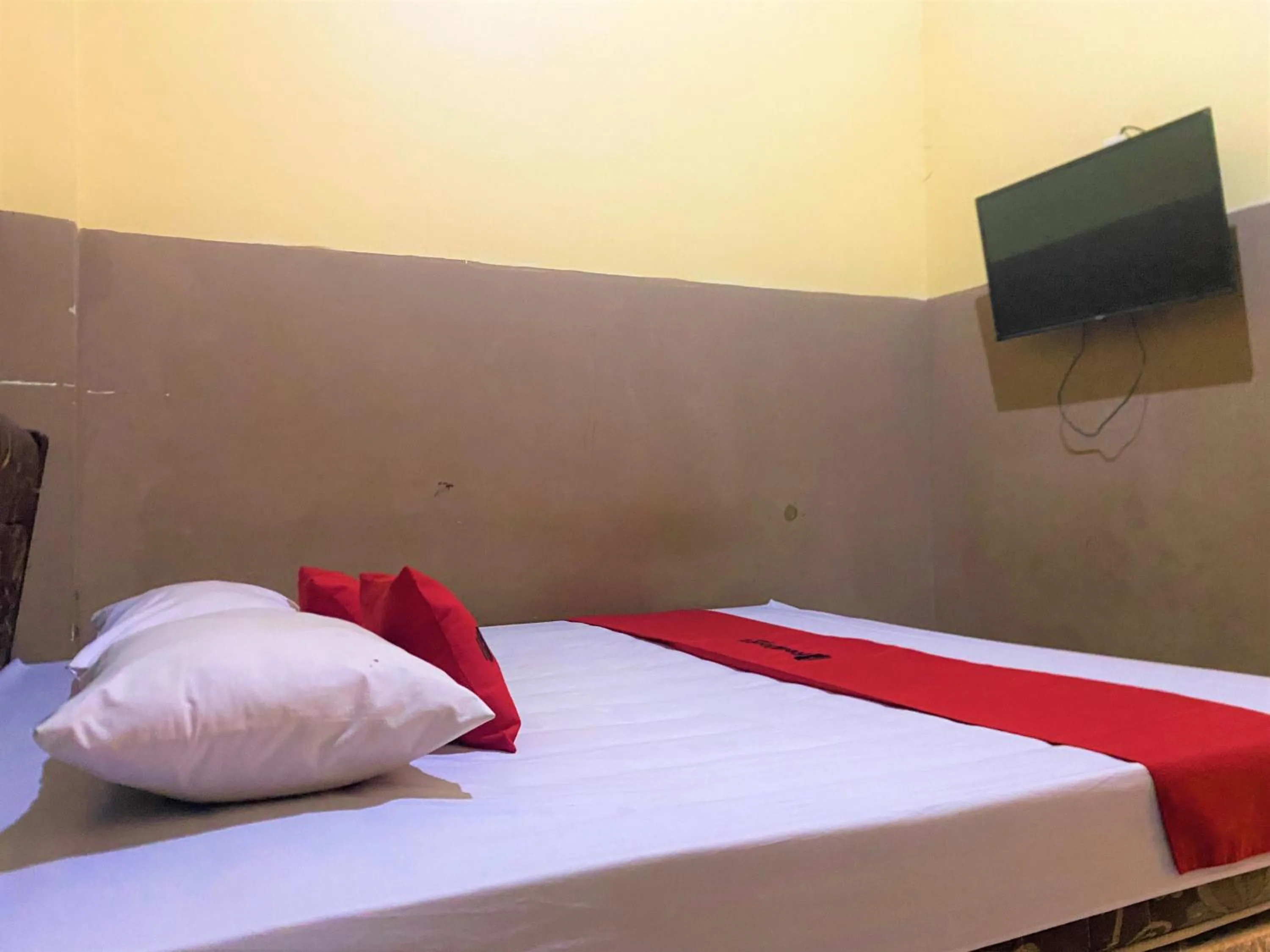 TV and multimedia, Bed in RedDoorz @ Wisma Sentosa Palopo