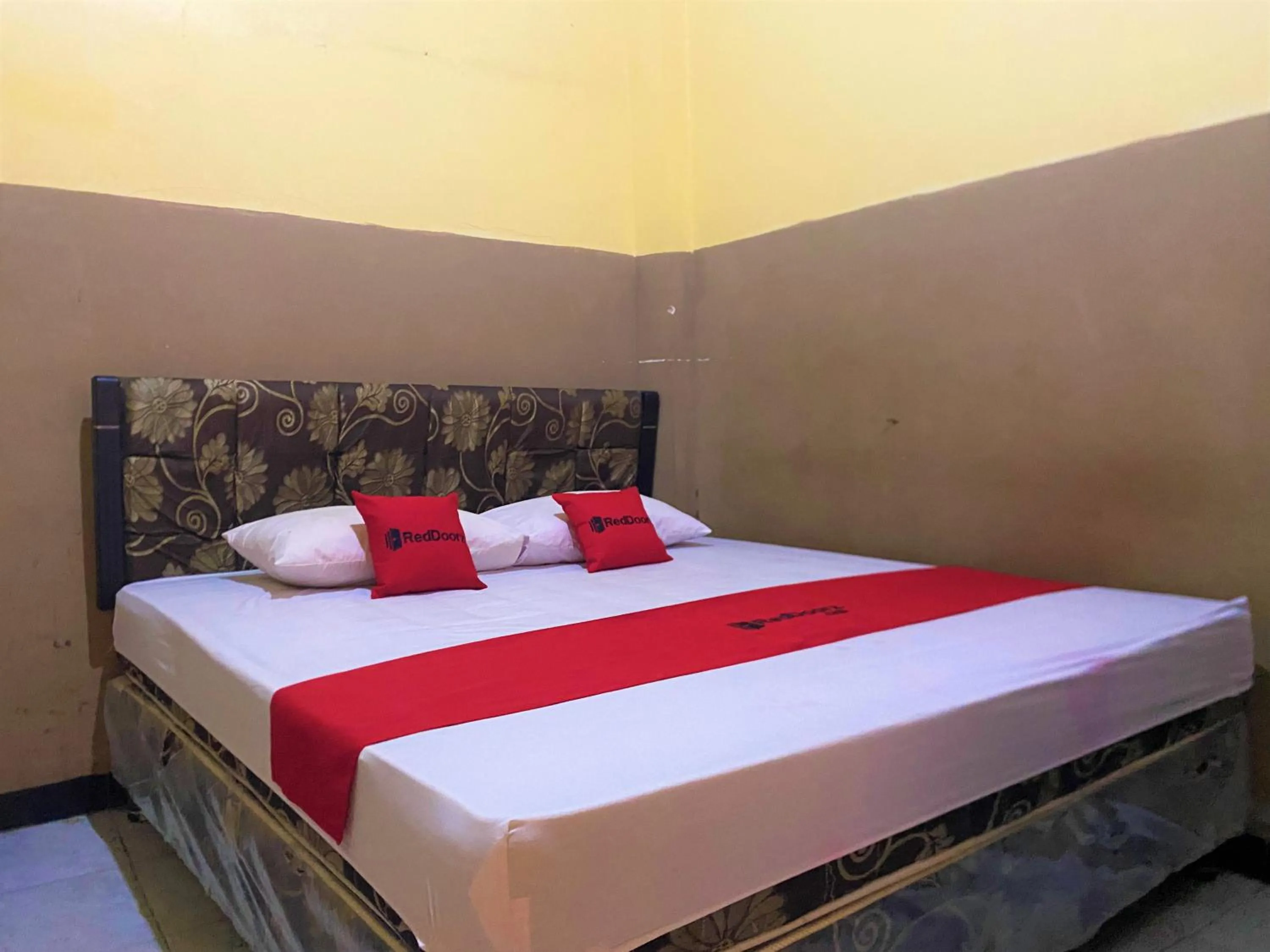 Bedroom, Bed in RedDoorz @ Wisma Sentosa Palopo