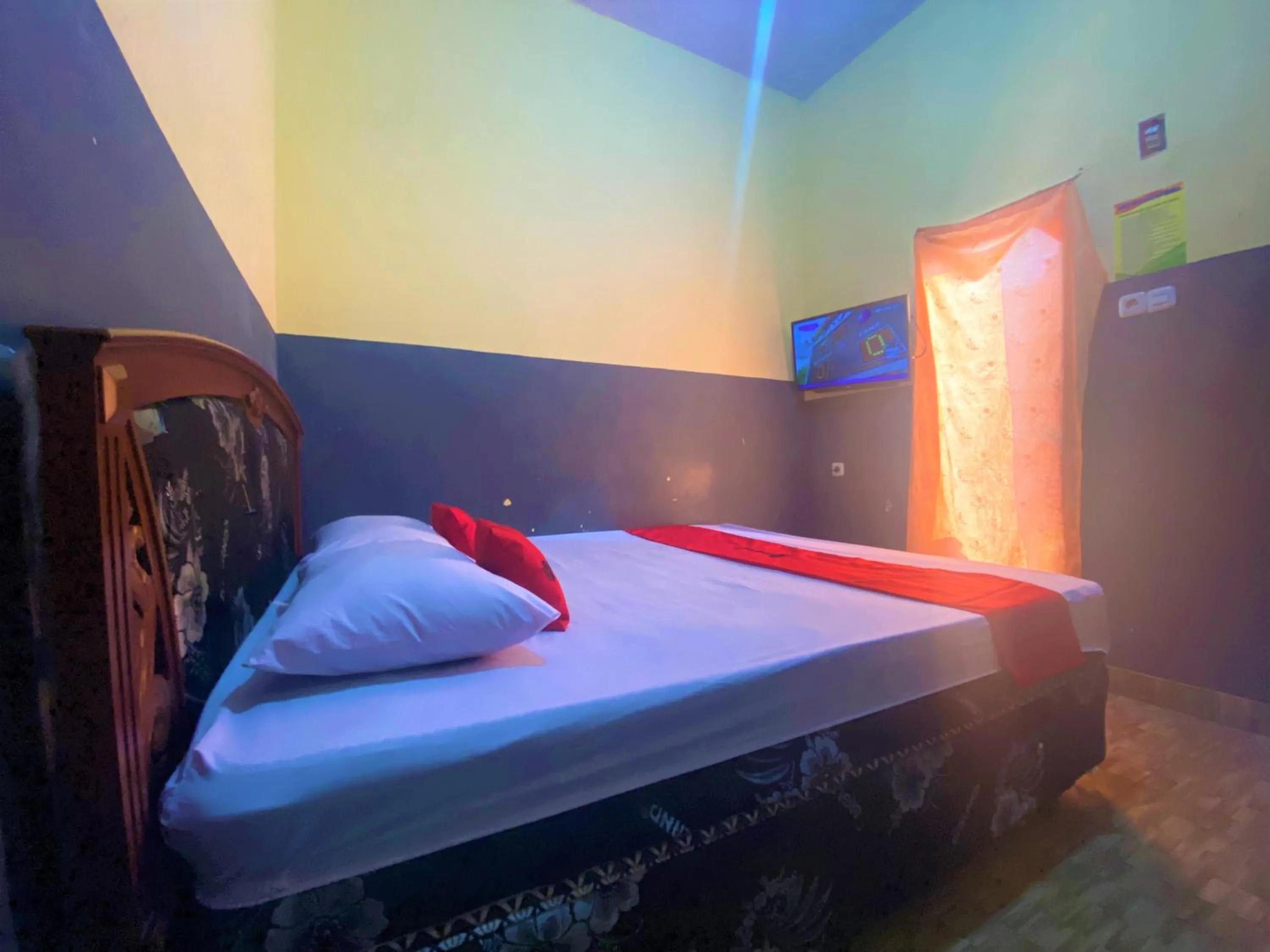 Bed in RedDoorz @ Wisma Sentosa Palopo