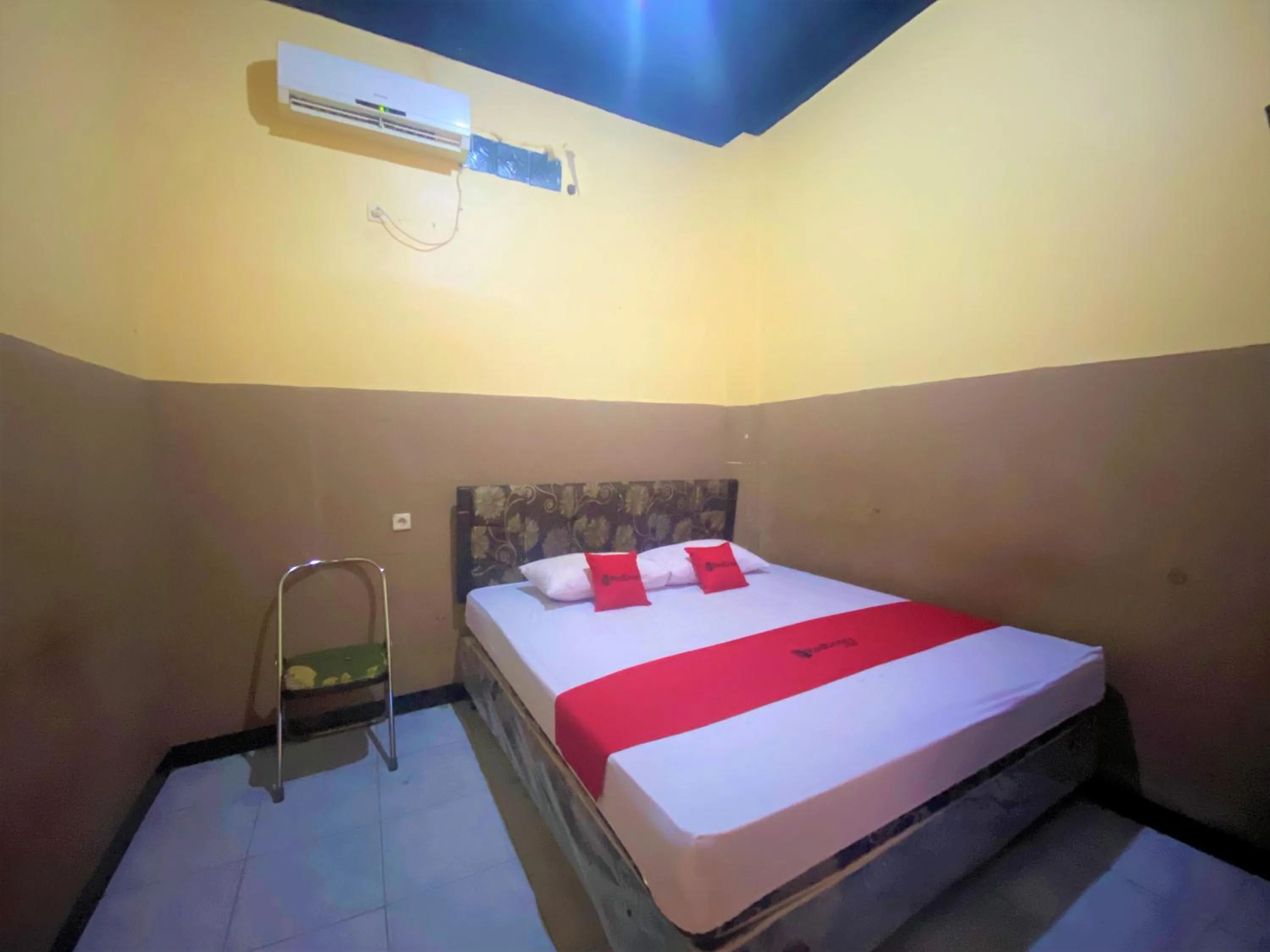 Bed in RedDoorz @ Wisma Sentosa Palopo