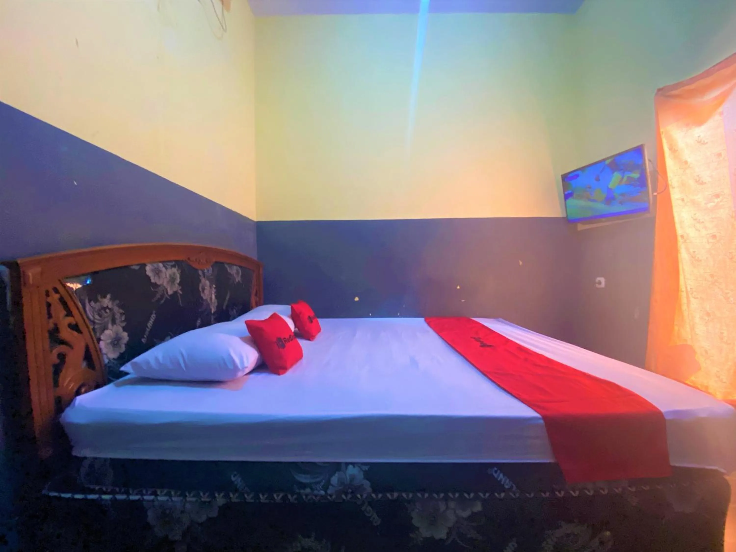 Bed in RedDoorz @ Wisma Sentosa Palopo