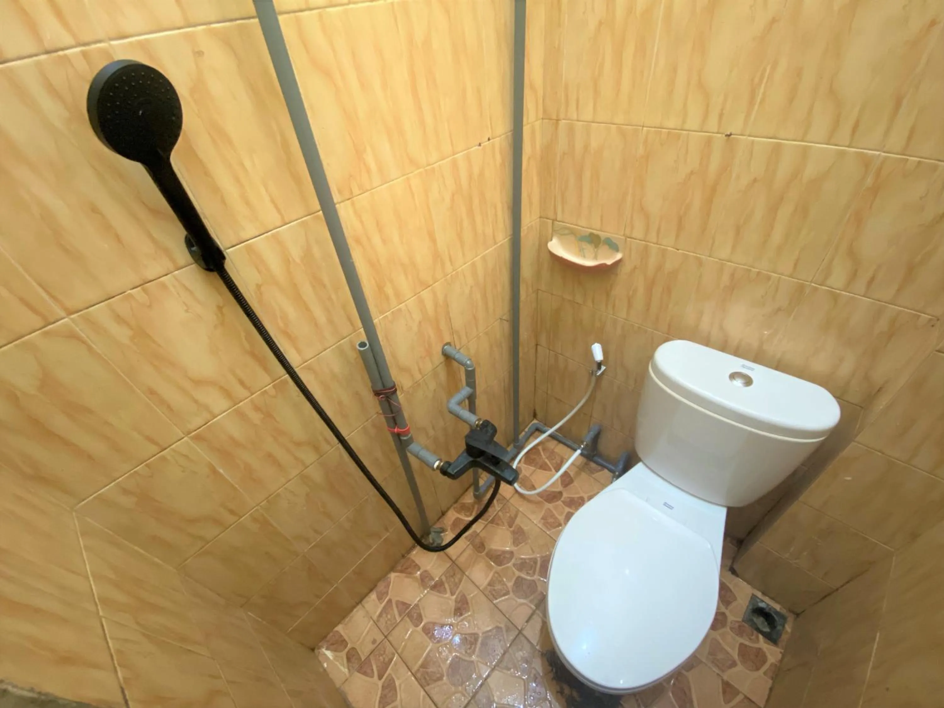 Bathroom in RedDoorz @ Wisma Sentosa Palopo