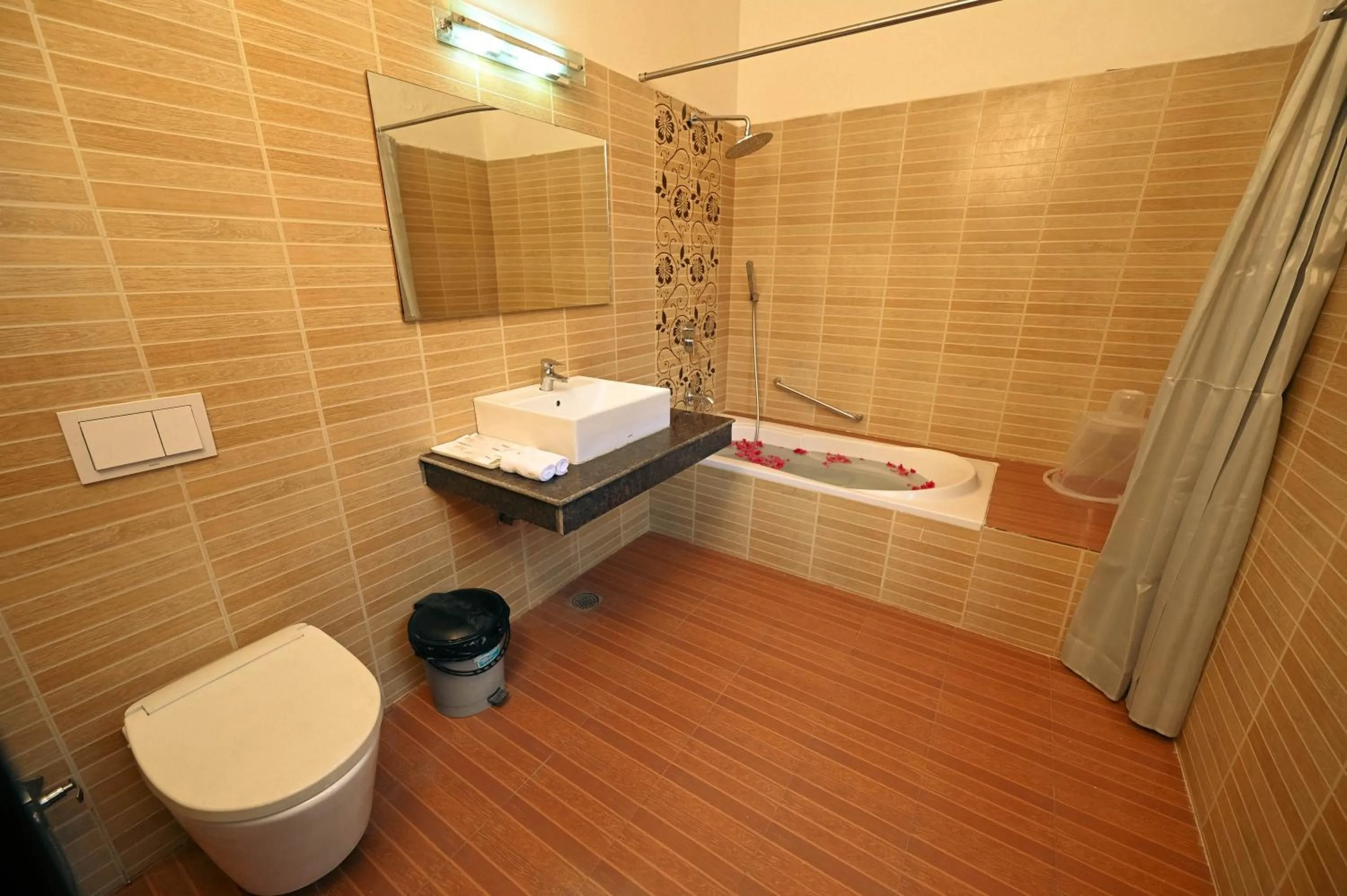 Shower in ClarksInn Suites Ranthambhore