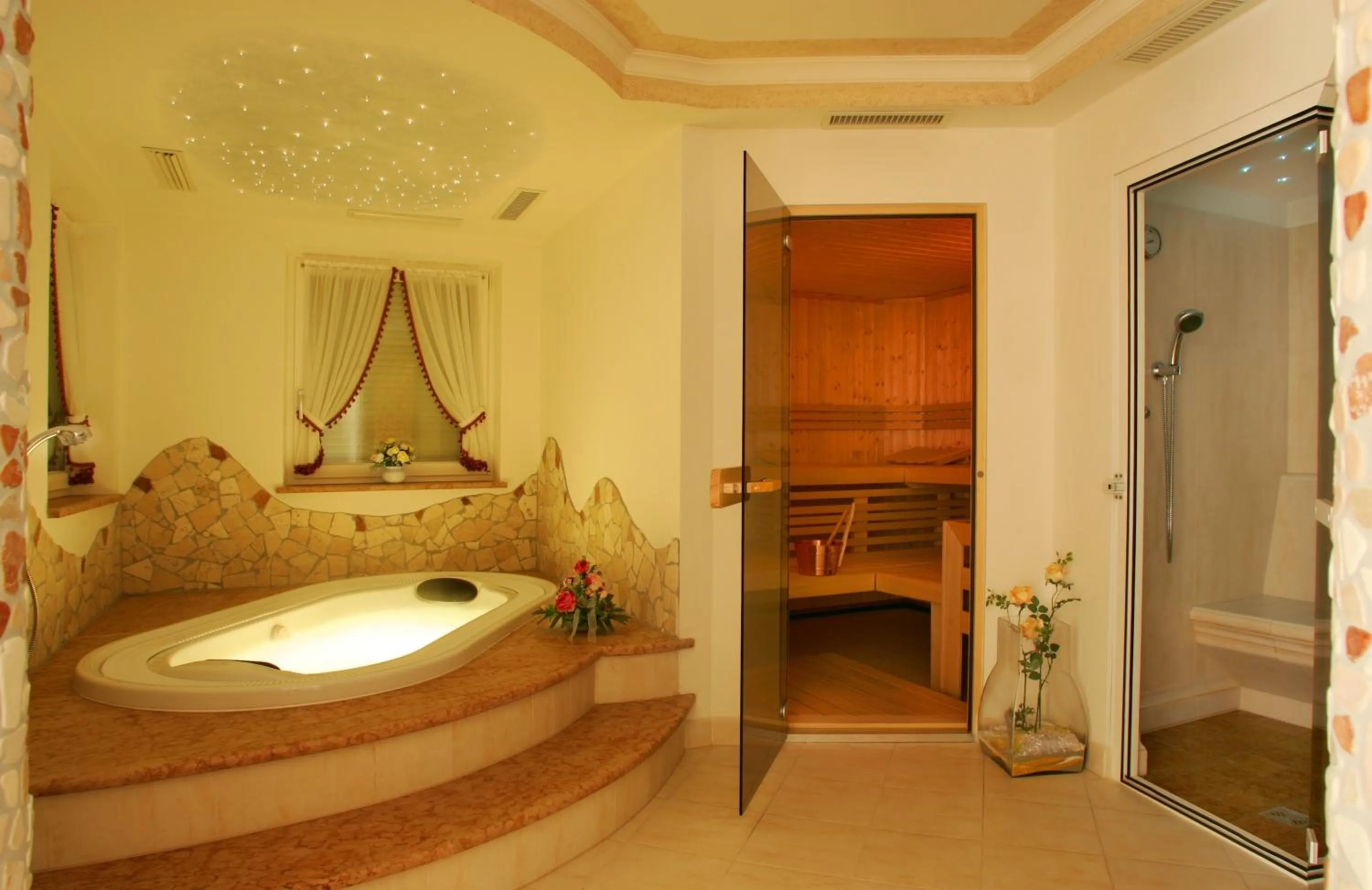 Hot Tub, Bed in Garni La Majon