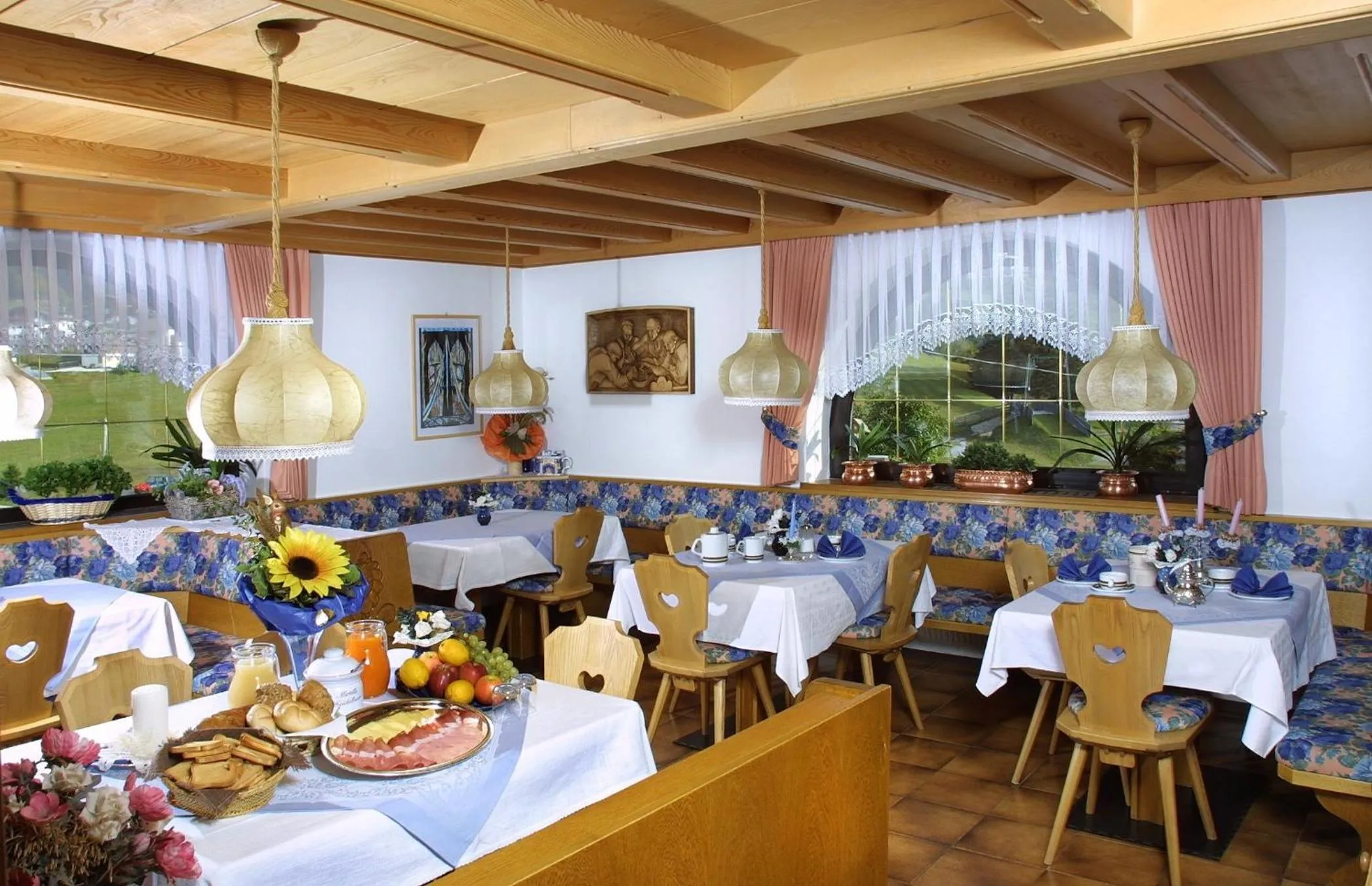 Lounge or bar in Garni La Majon