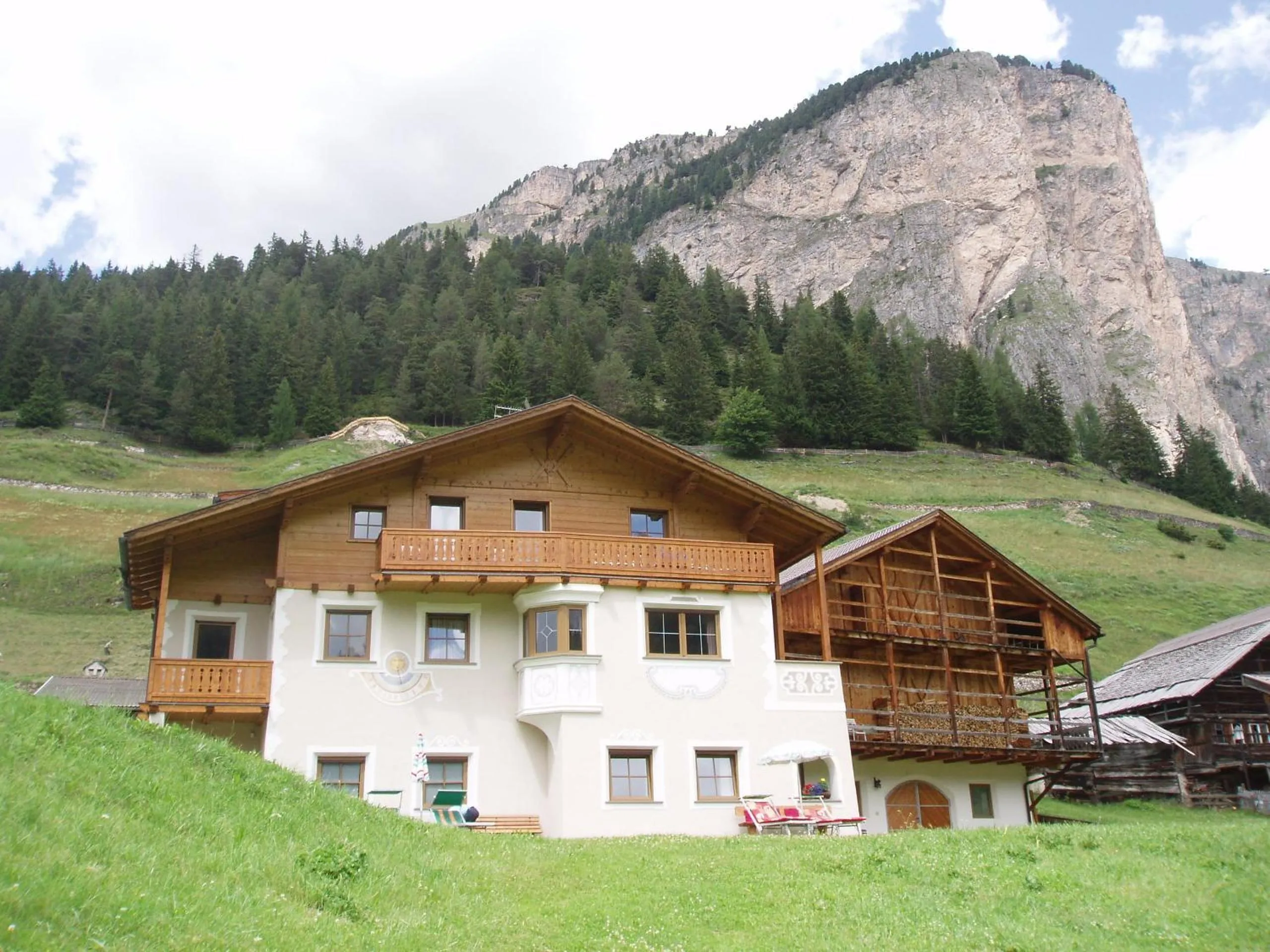 Property building in Garni La Majon