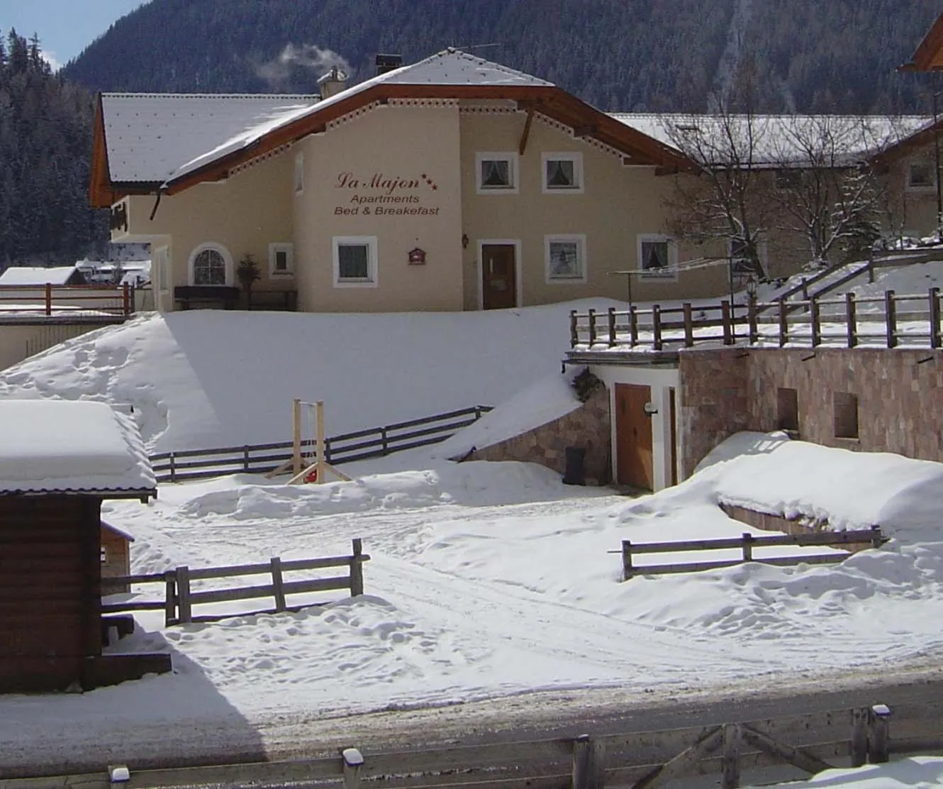 Property building in Garni La Majon