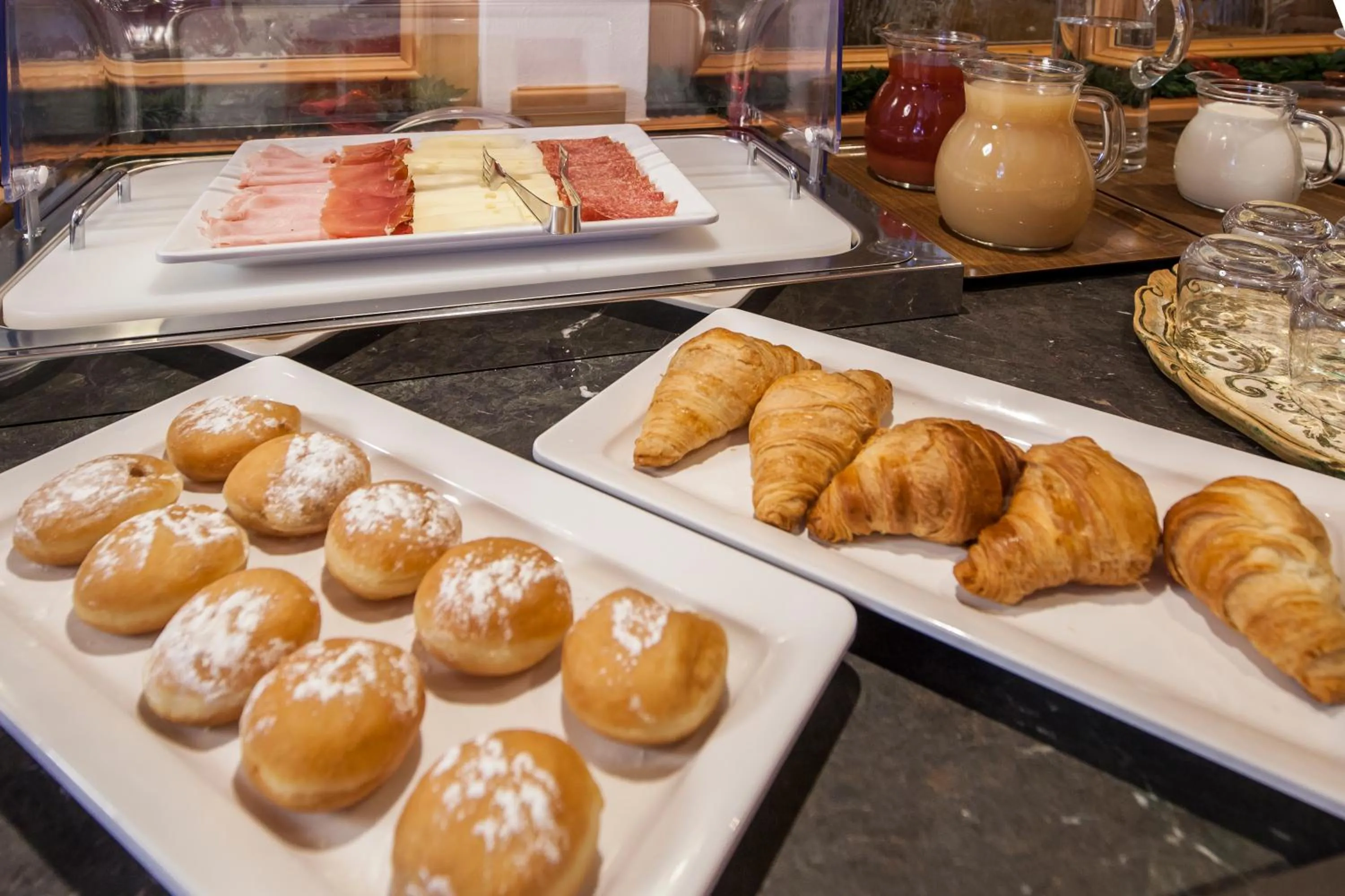 Buffet breakfast in Garni La Majon