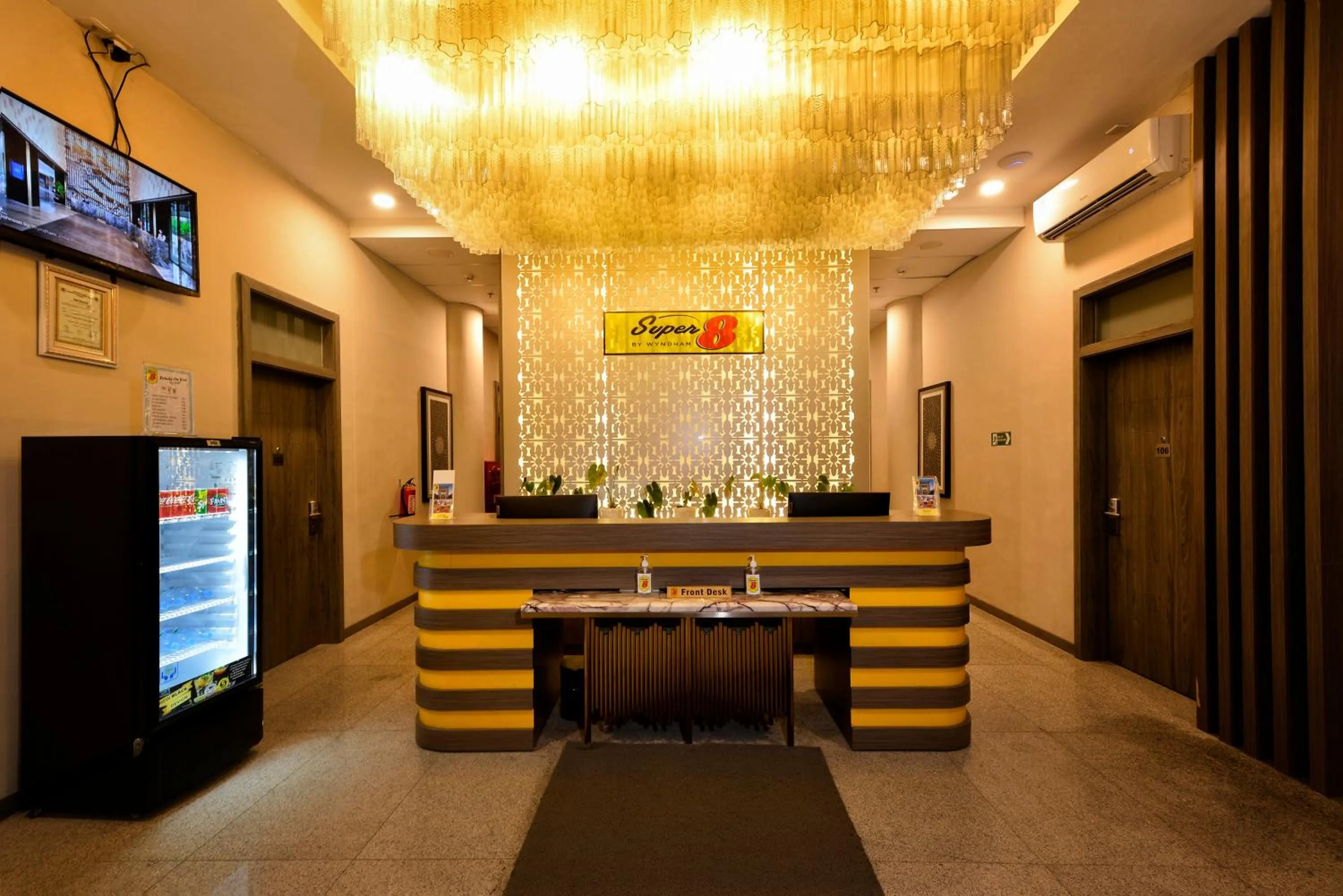 Lobby or reception in Super 8 by Wyndham Solo