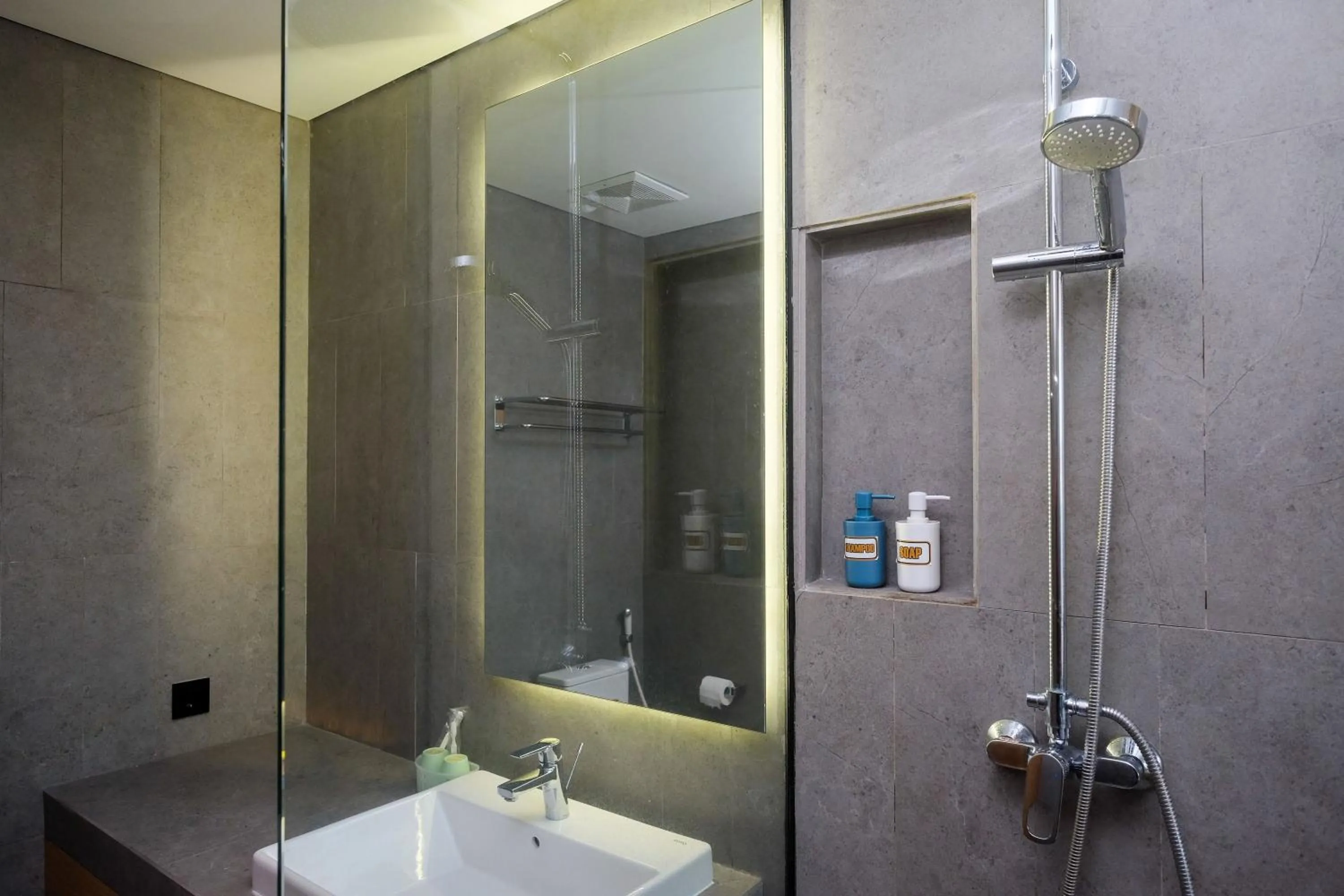 Bathroom in Sans Hotel RG Living Jogja by RedDoorz