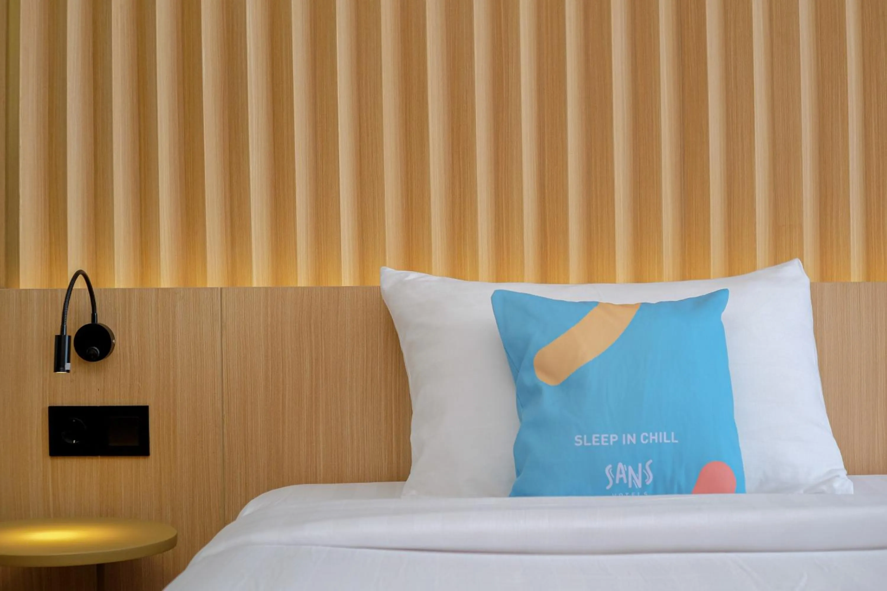 Bed in Sans Hotel RG Living Jogja by RedDoorz