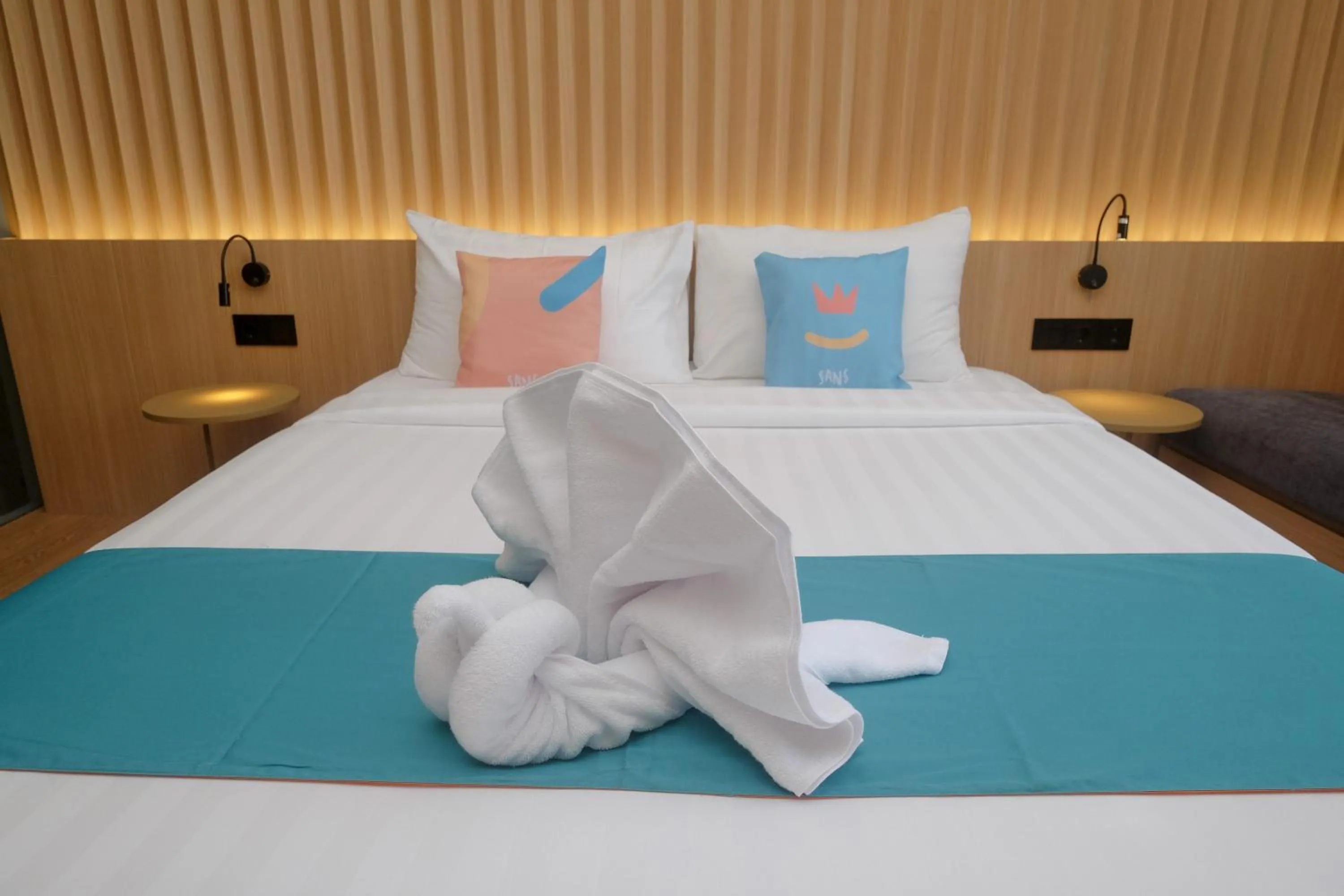 Bed in Sans Hotel RG Living Jogja by RedDoorz