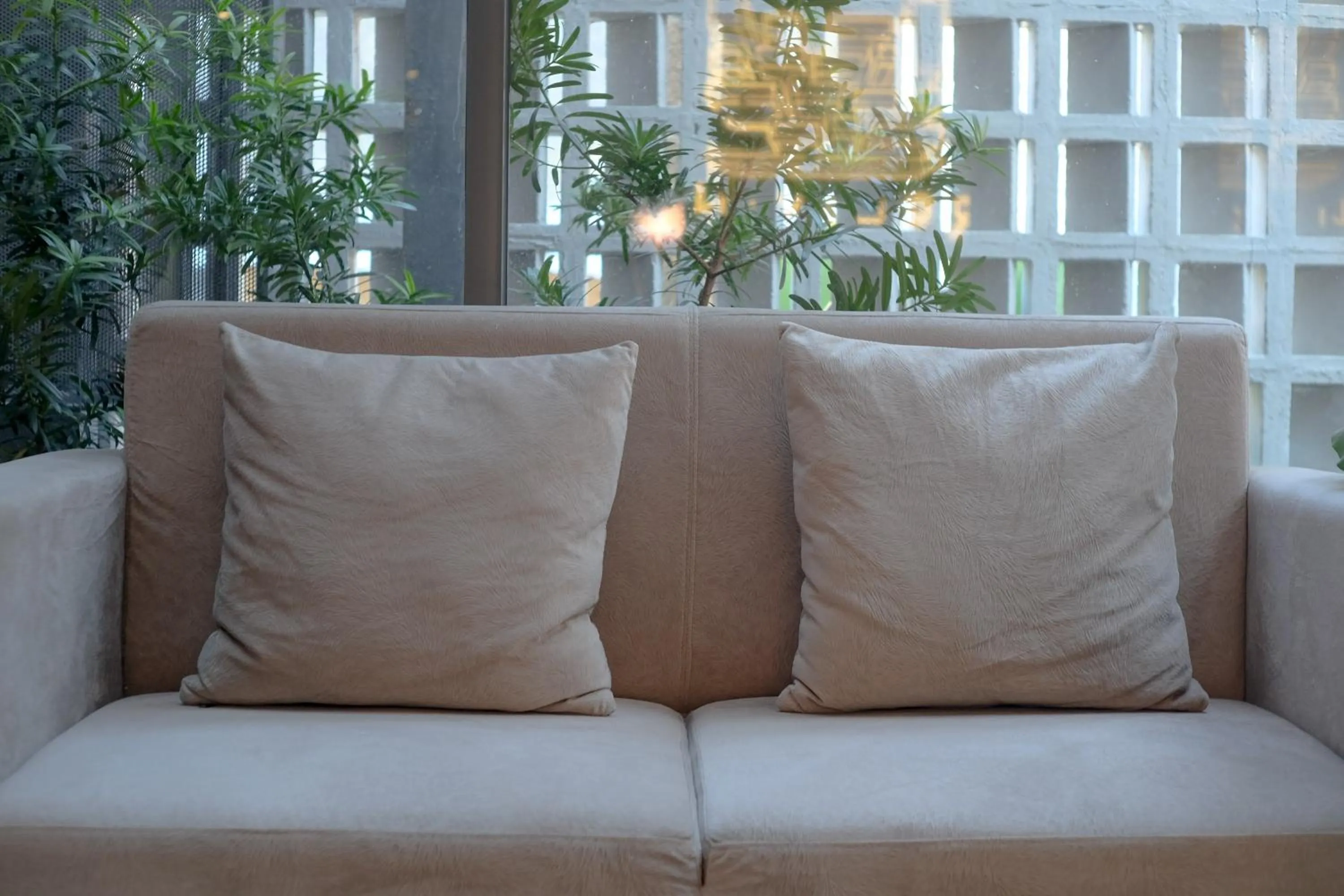 Seating area in Sans Hotel RG Living Jogja by RedDoorz