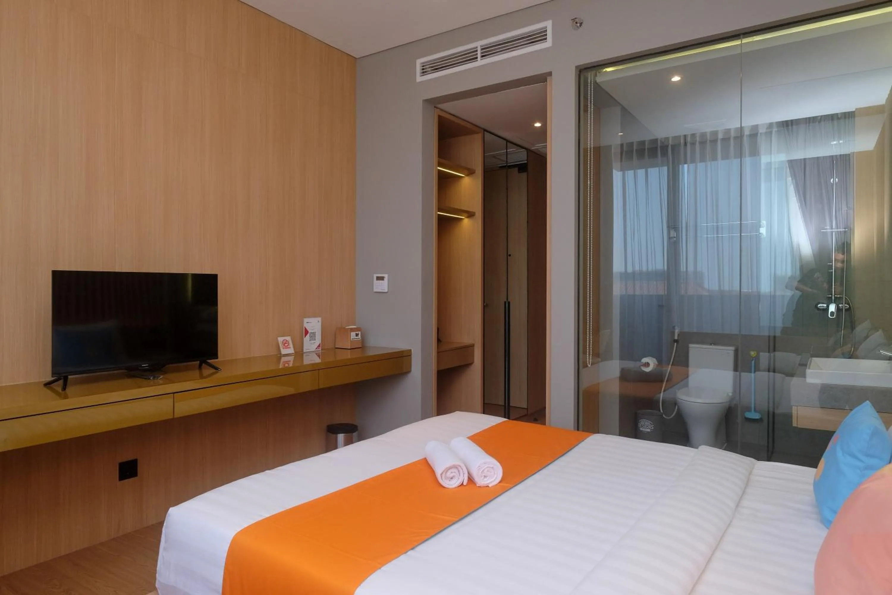 Bed in Sans Hotel RG Living Jogja by RedDoorz