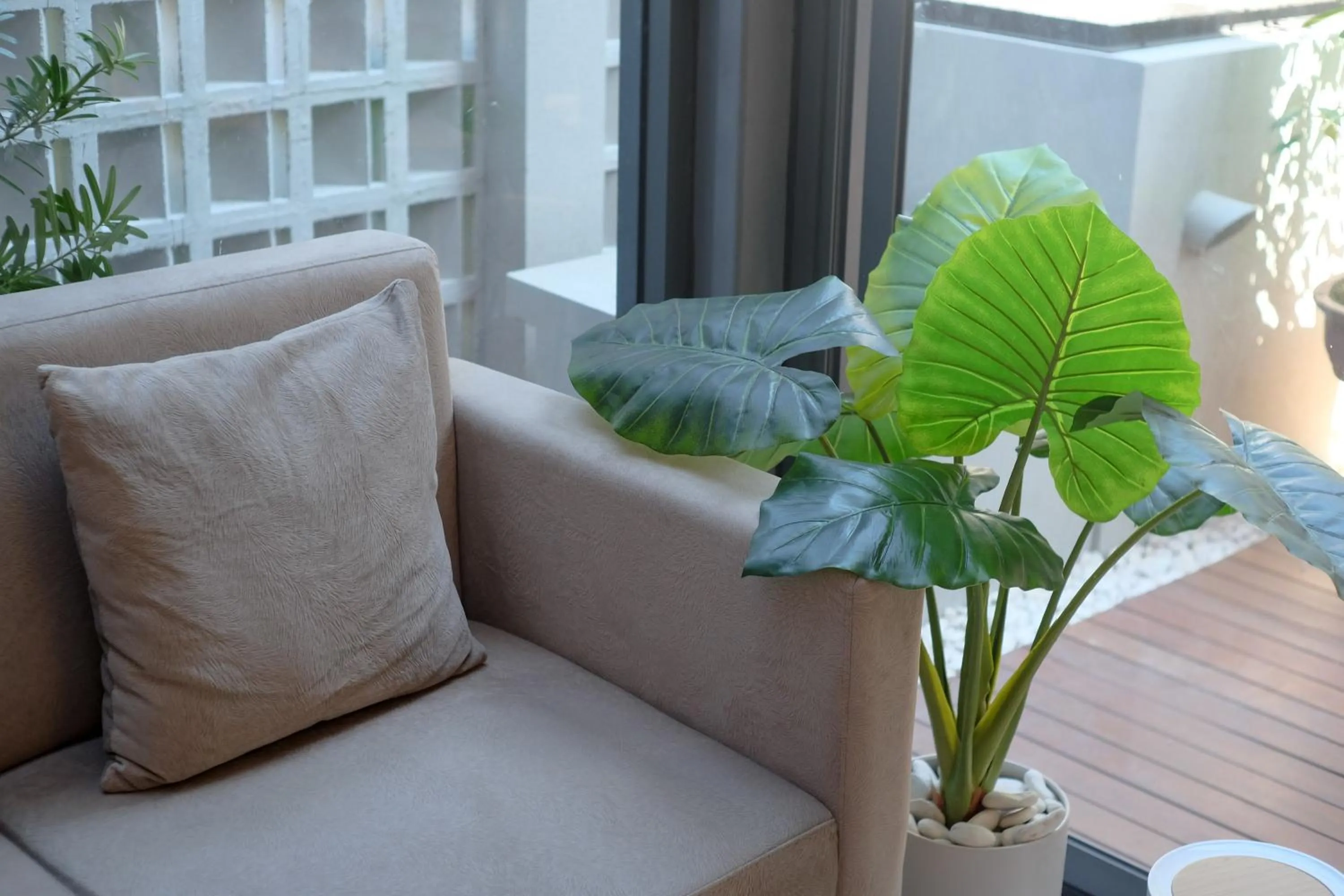 Seating area in Sans Hotel RG Living Jogja by RedDoorz